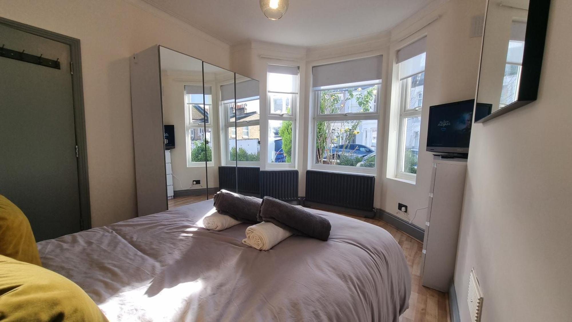 Apartment 5 Bed With Cinema, F1 Racing Sim, 1 Gb Internet, Bbq, Garden, 20 Mins London, Parking, Ev Port, Metro 5 Mins Walk London
