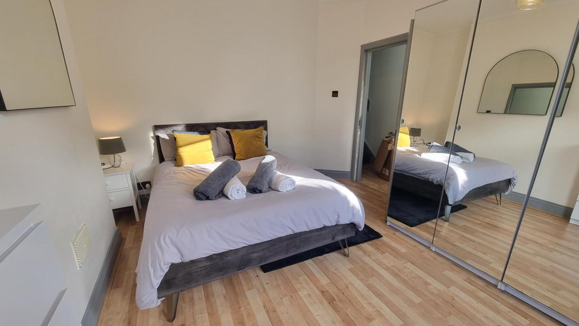 Apartment 5 Bed With Cinema, F1 Racing Sim, 1 Gb Internet, Bbq, Garden, 20 Mins London, Parking, Ev Port, Metro 5 Mins Walk *