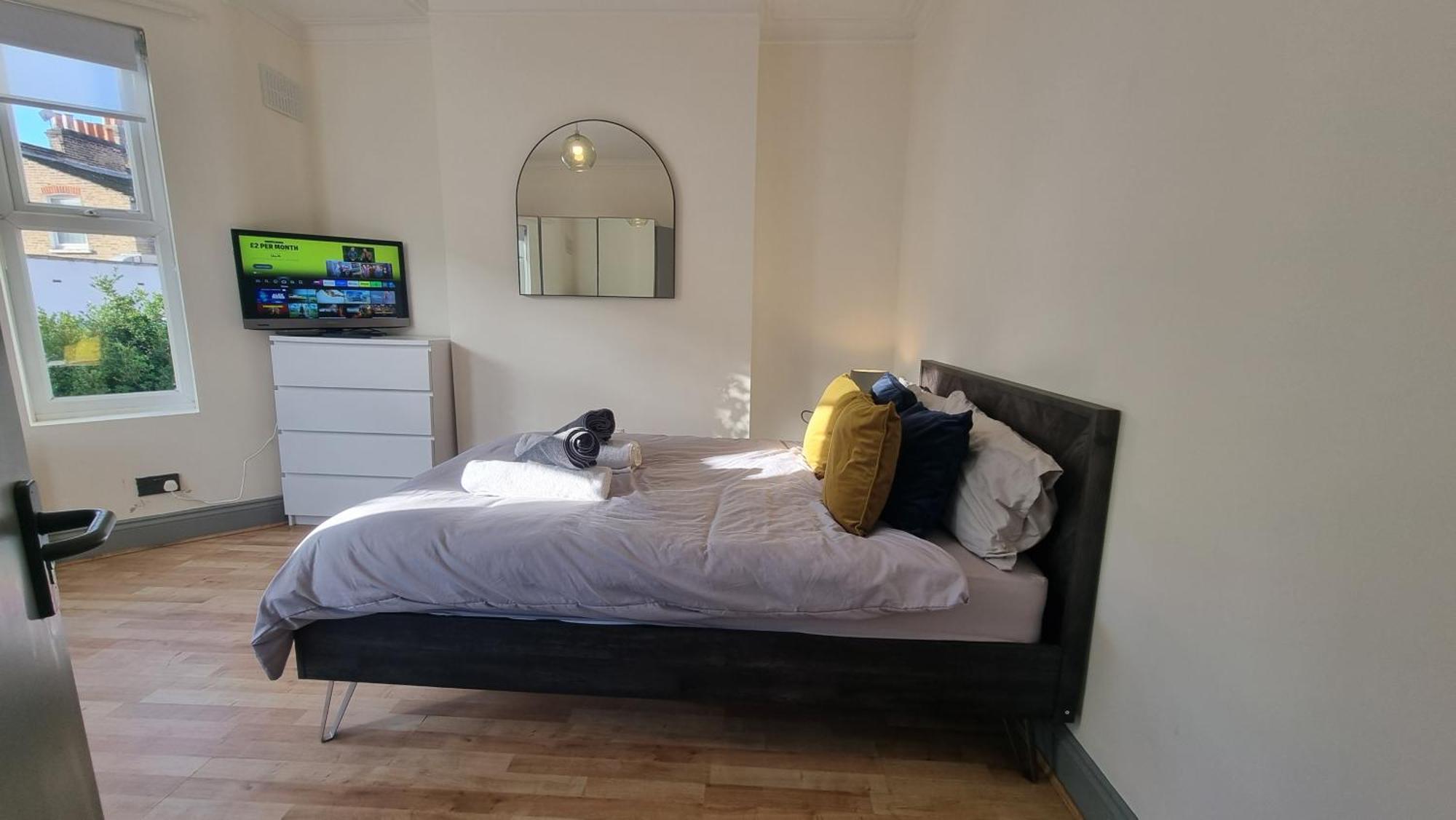 Apartment 5 Bed With Cinema, F1 Racing Sim, 1 Gb Internet, Bbq, Garden, 20 Mins London, Parking, Ev Port, Metro 5 Mins Walk