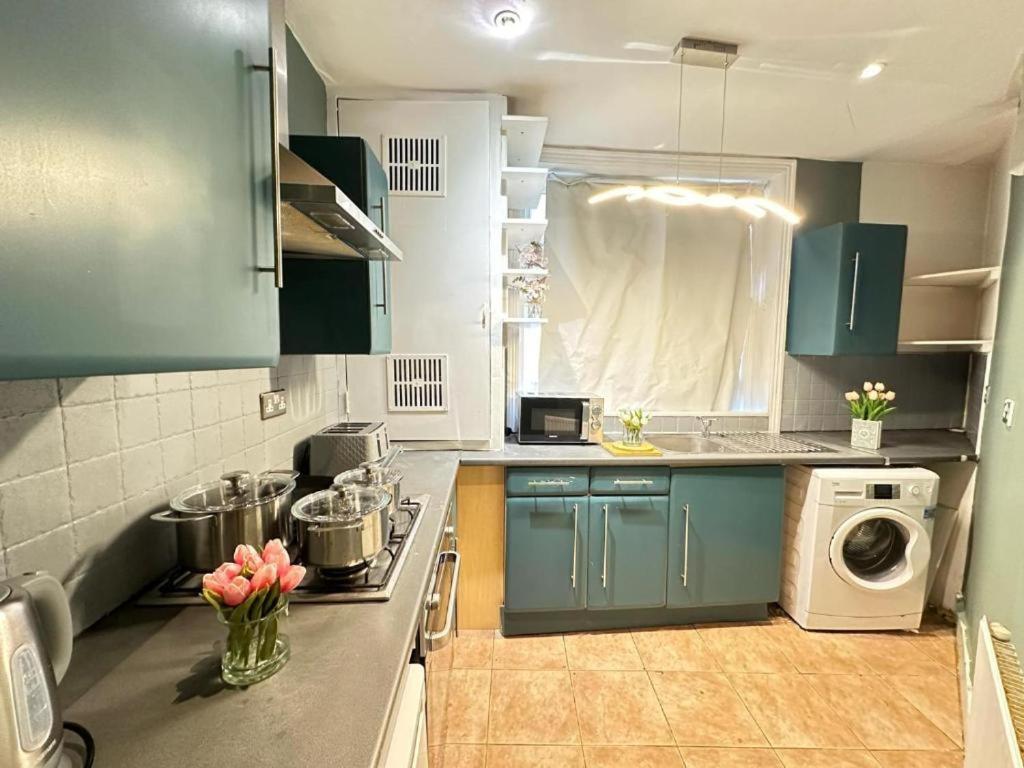 Comfortable Family Near Eye * London