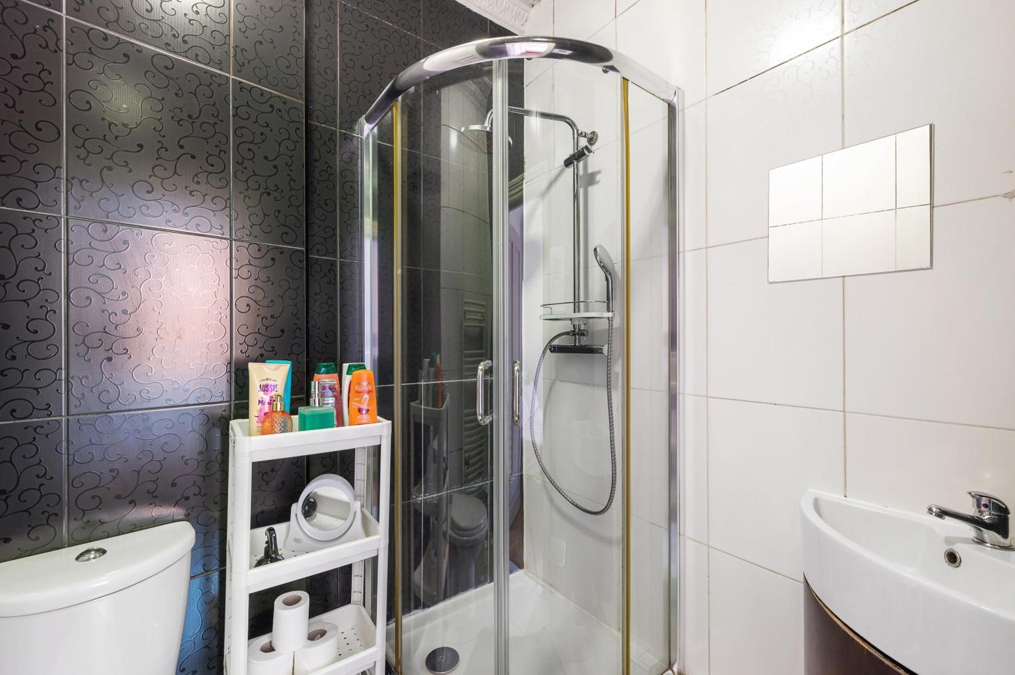 Apartment Flat Offers Superb Transport Connections *