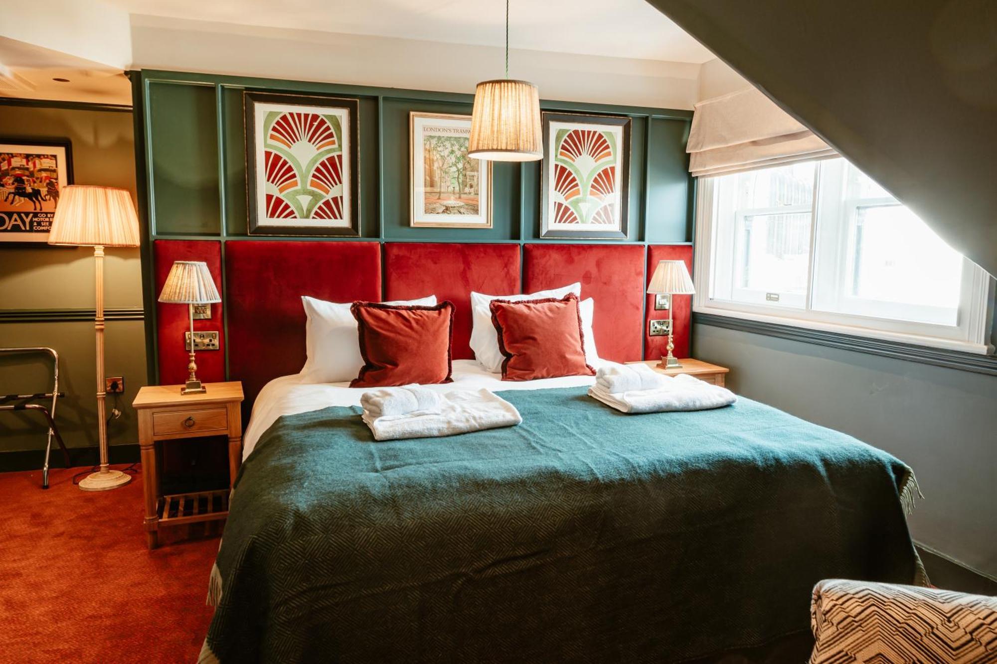 Inn Hand & Flower