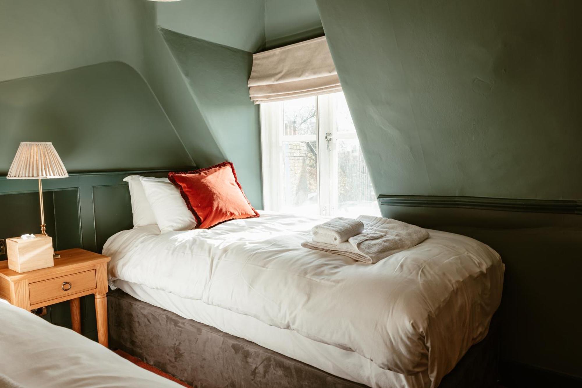 Hand & Flower Inn 3*