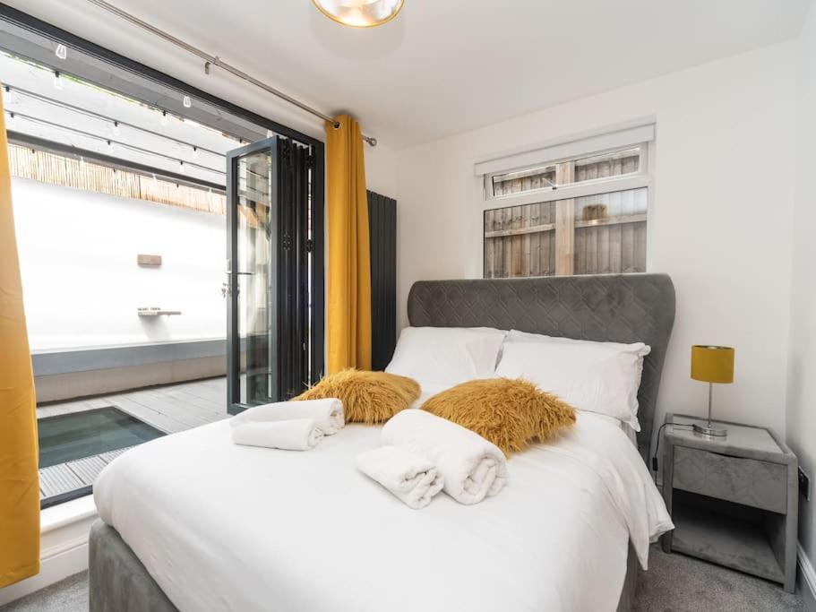 Londons Luxury Pad Apartment