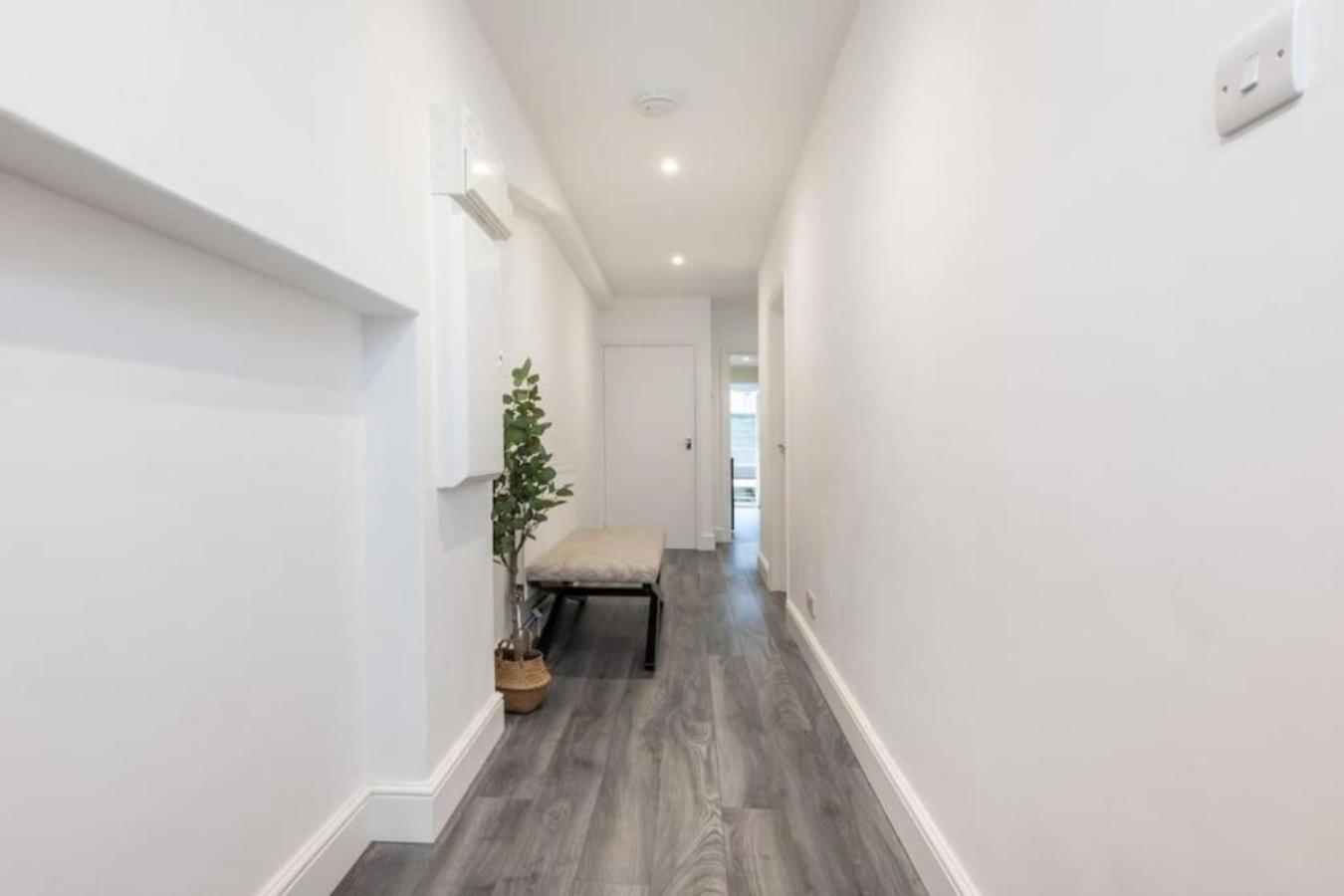 Kensington - Two Bedroom With Garden Apartment London