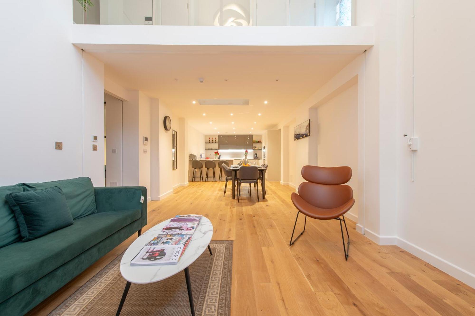 Exquisite 3br Duplex Period Conversion, Air-con & Amenities Apartment London