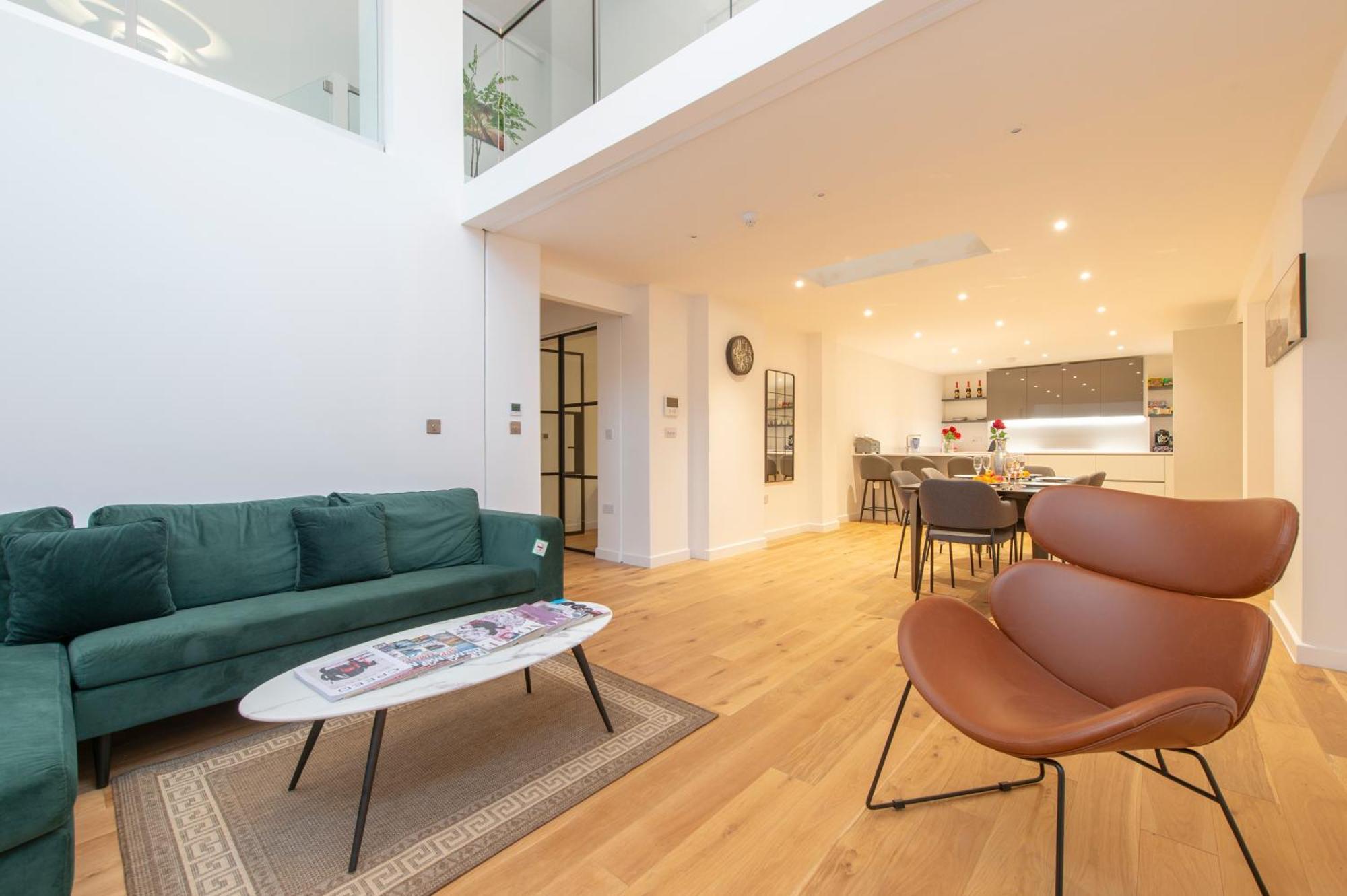 Exquisite 3br Duplex Period Conversion, Air-con & Amenities Apartment