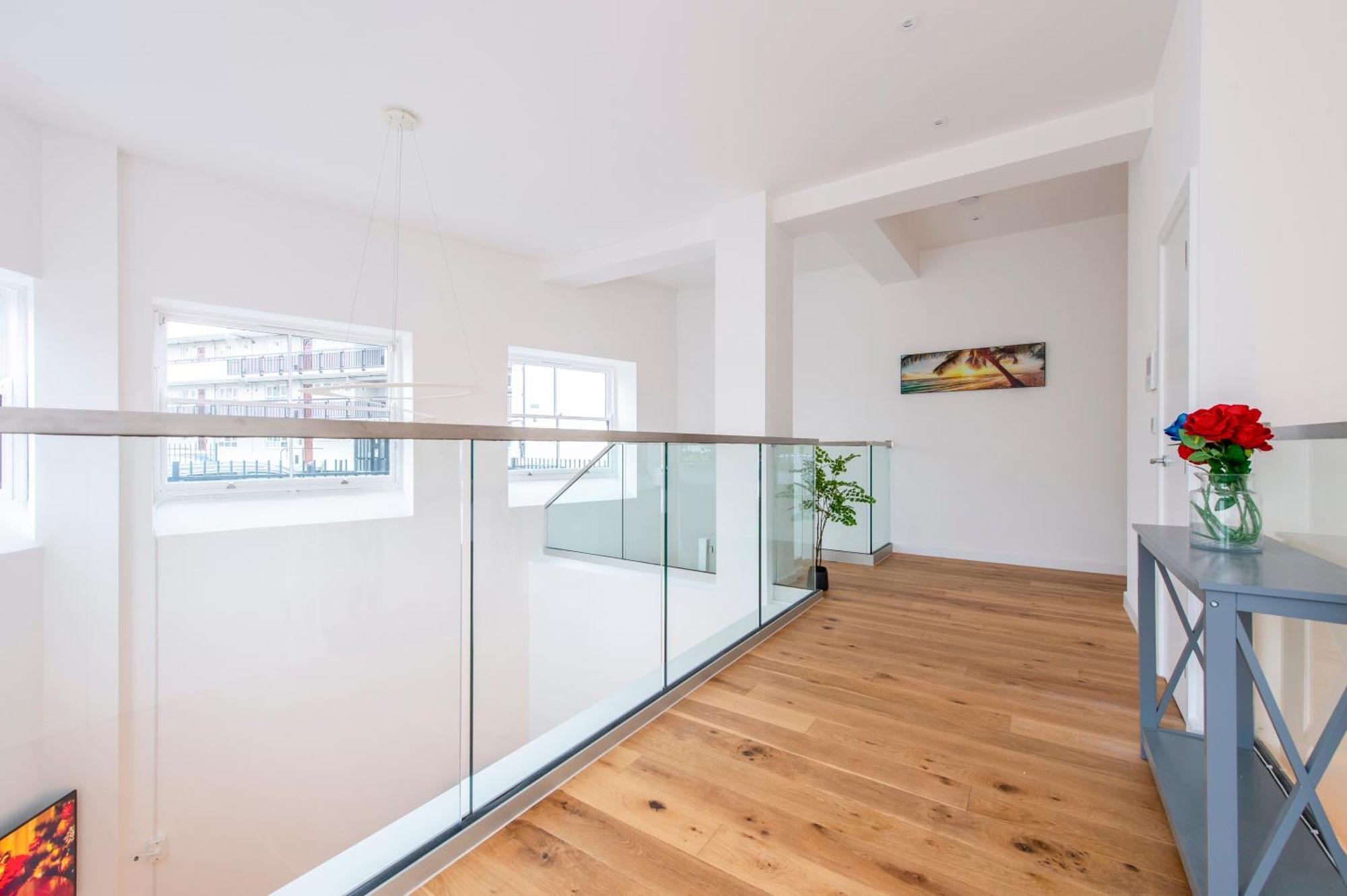 Exquisite 3br Duplex Period Conversion, Air-con & Amenities Apartment London