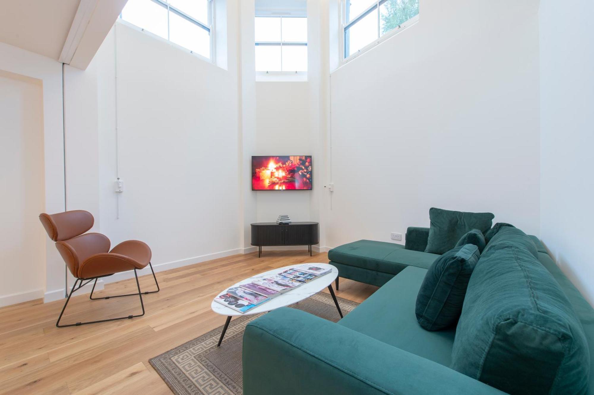 Exquisite 3br Duplex Period Conversion, Air-con & Amenities *
