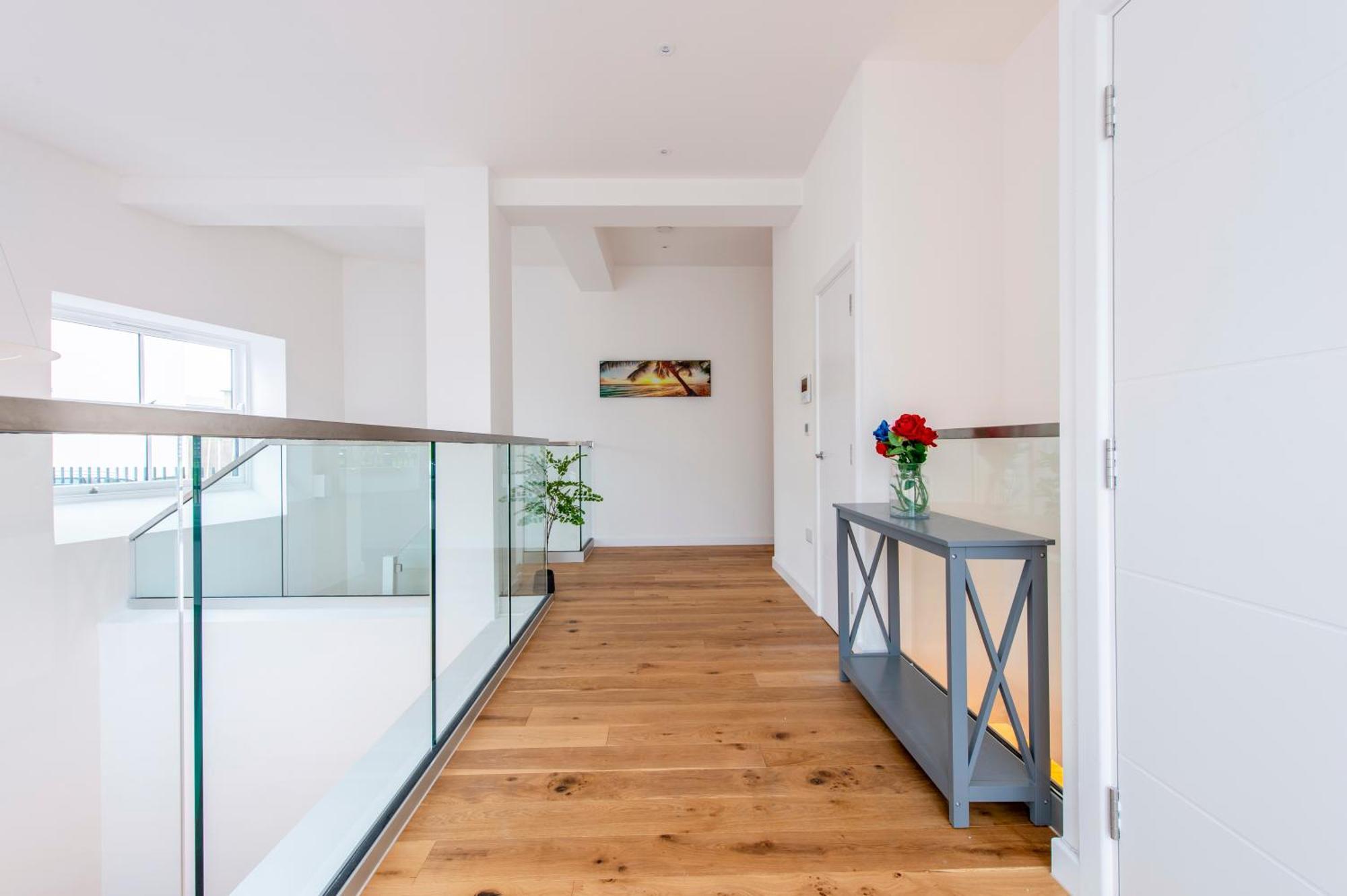 Exquisite 3br Duplex Period Conversion, Air-con & Amenities Apartment *