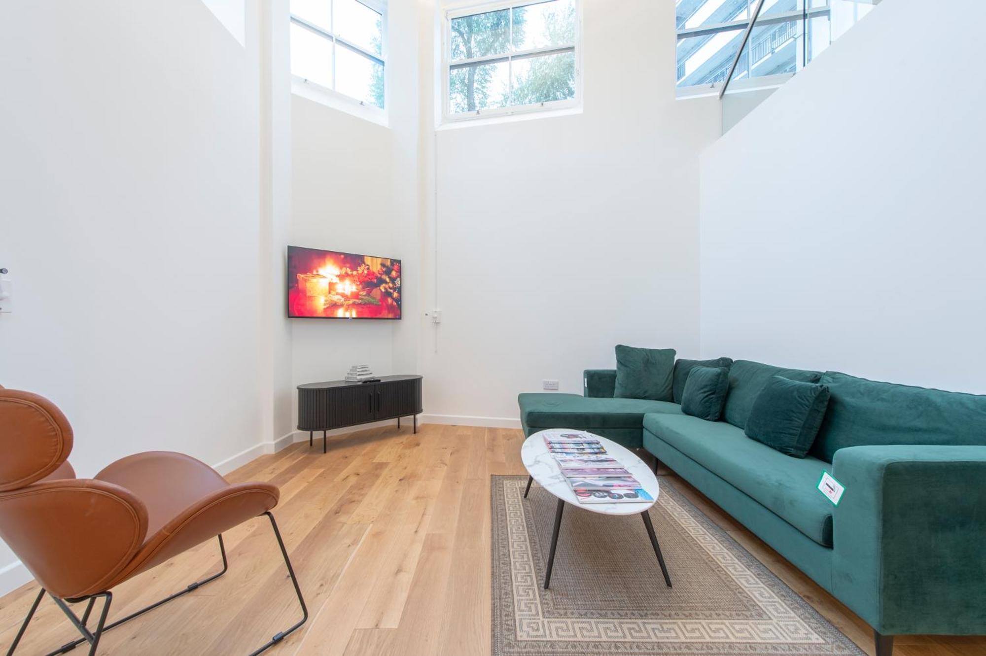 Exquisite 3br Duplex Period Conversion, Air-con & Amenities