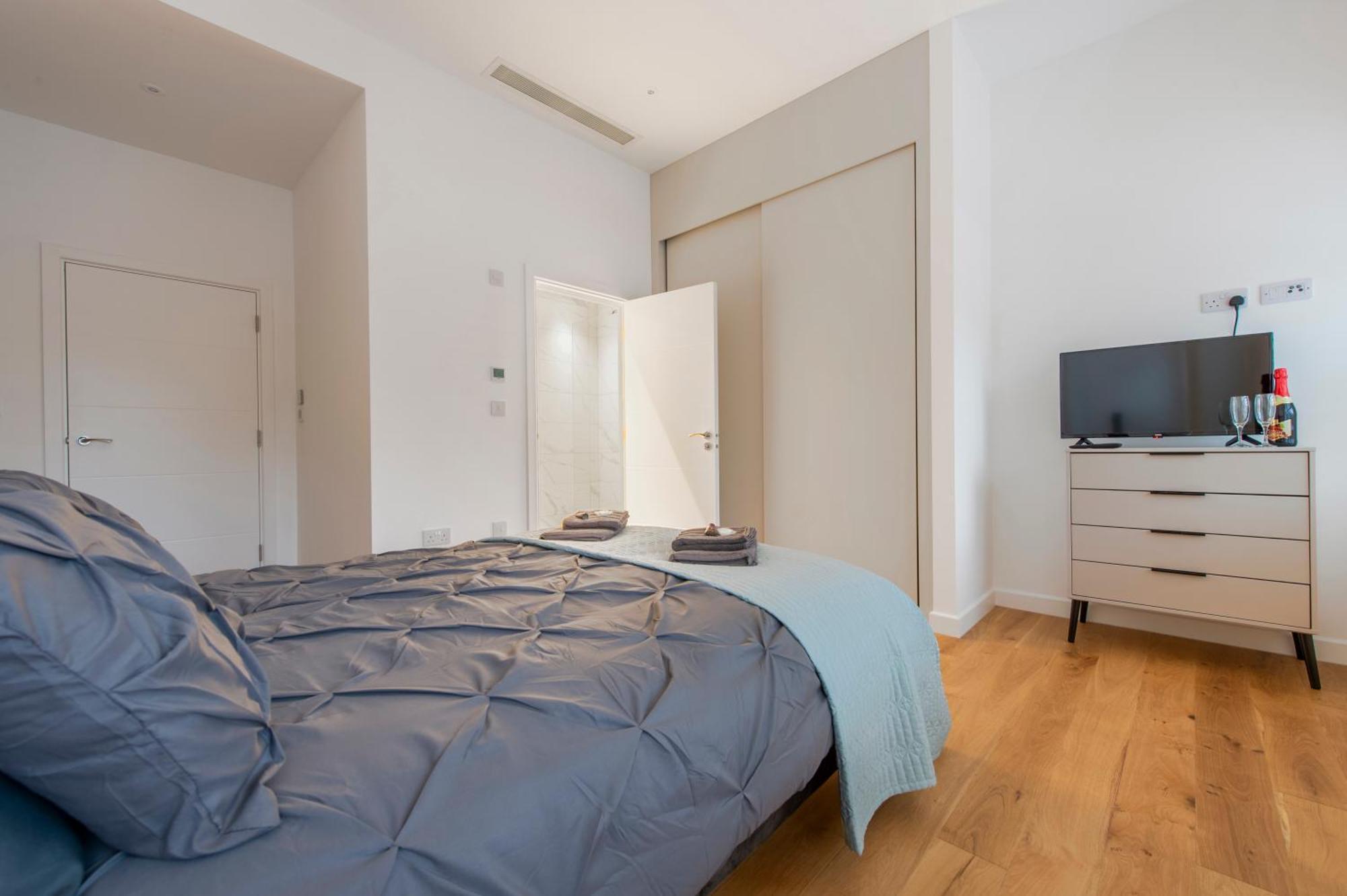 Exquisite 3br Duplex Period Conversion, Air-con & Amenities * London