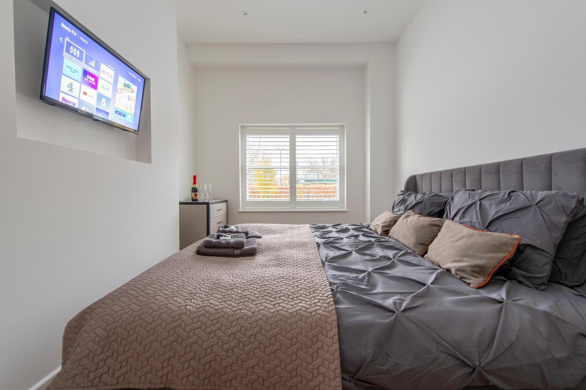 Exquisite 3br Duplex Period Conversion, Air-con & Amenities Apartment