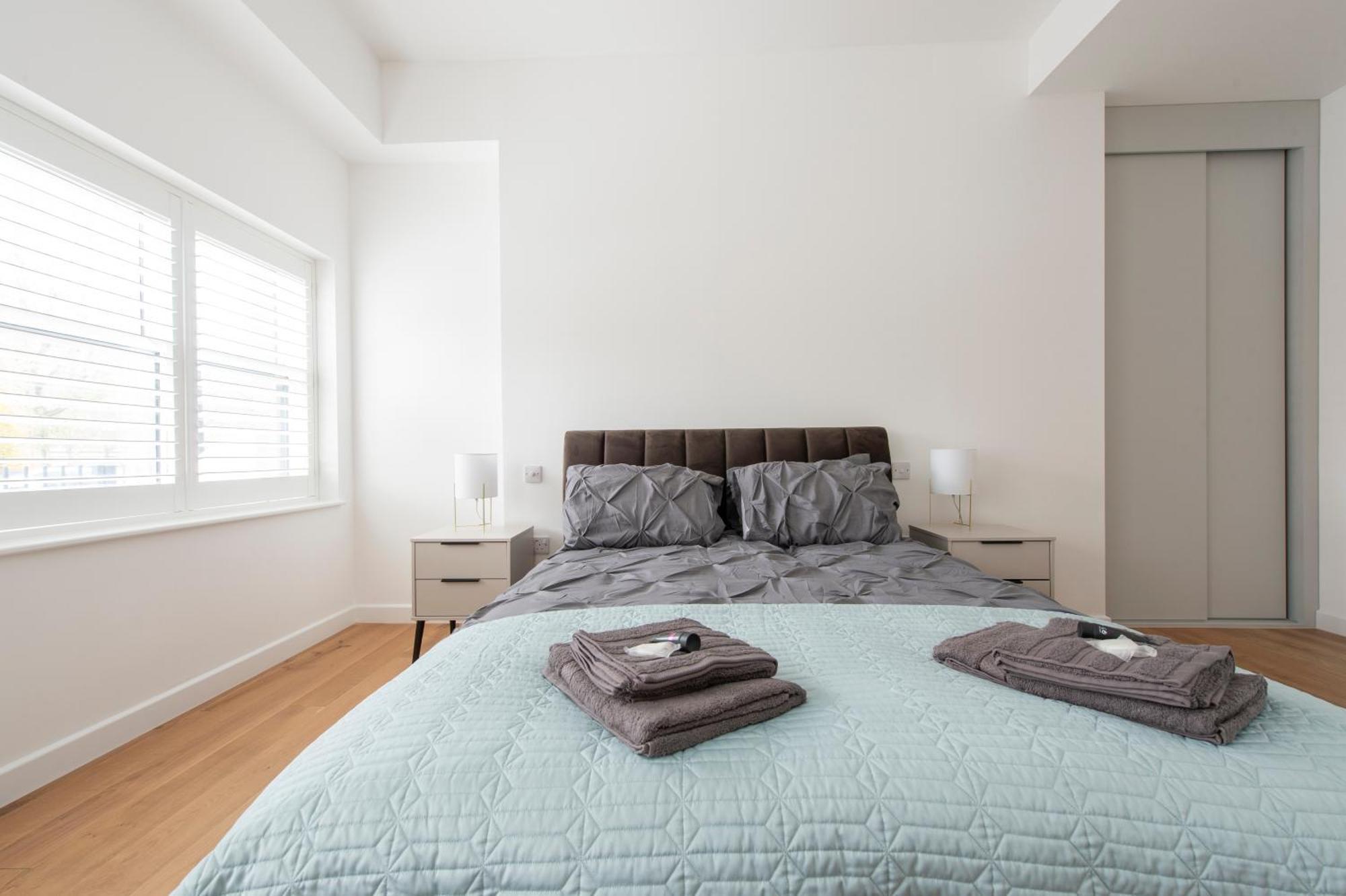 Exquisite 3br Duplex Period Conversion, Air-con & Amenities Apartment London