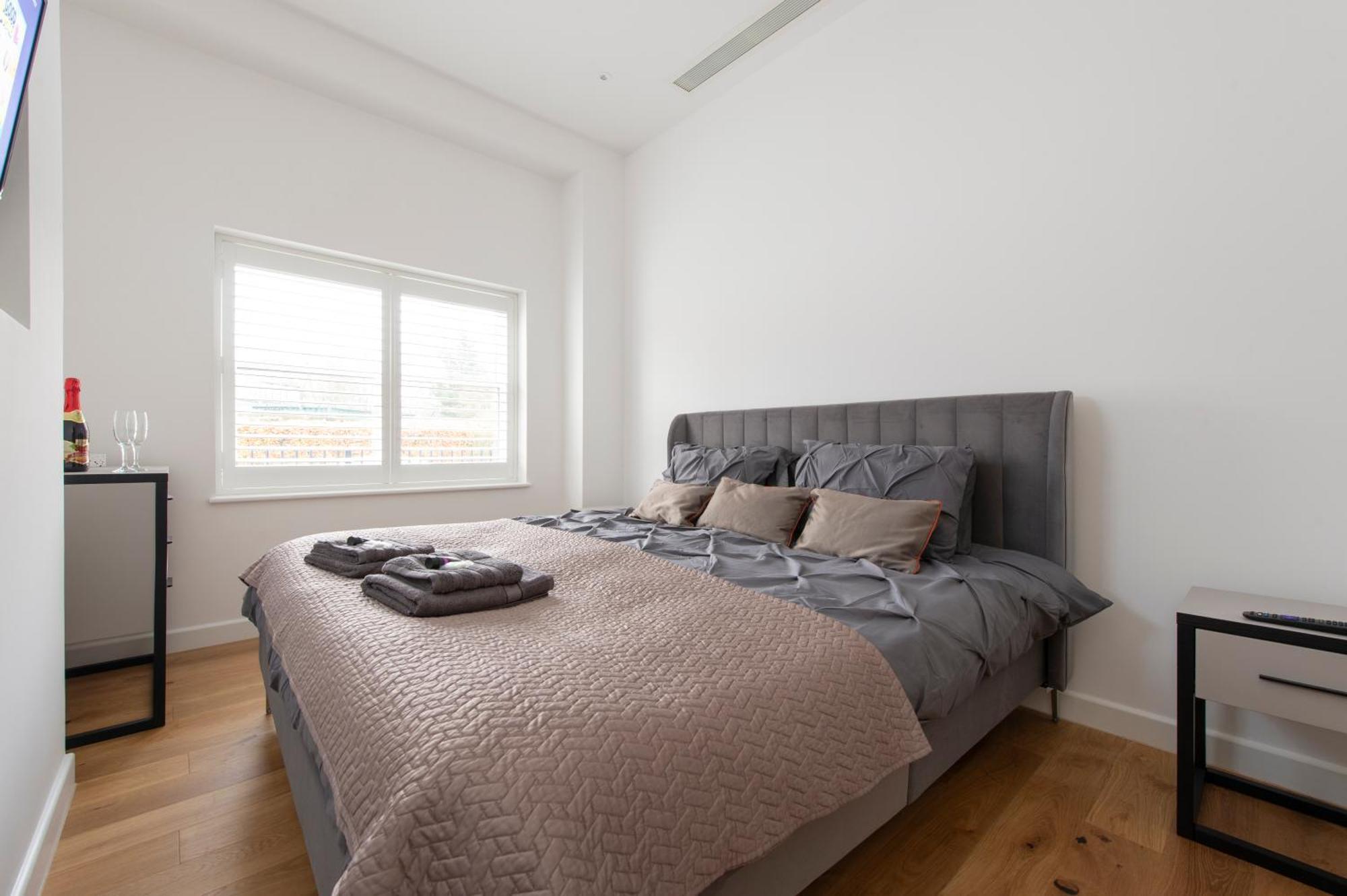 Apartment Exquisite 3br Duplex Period Conversion, Air-con & Amenities London