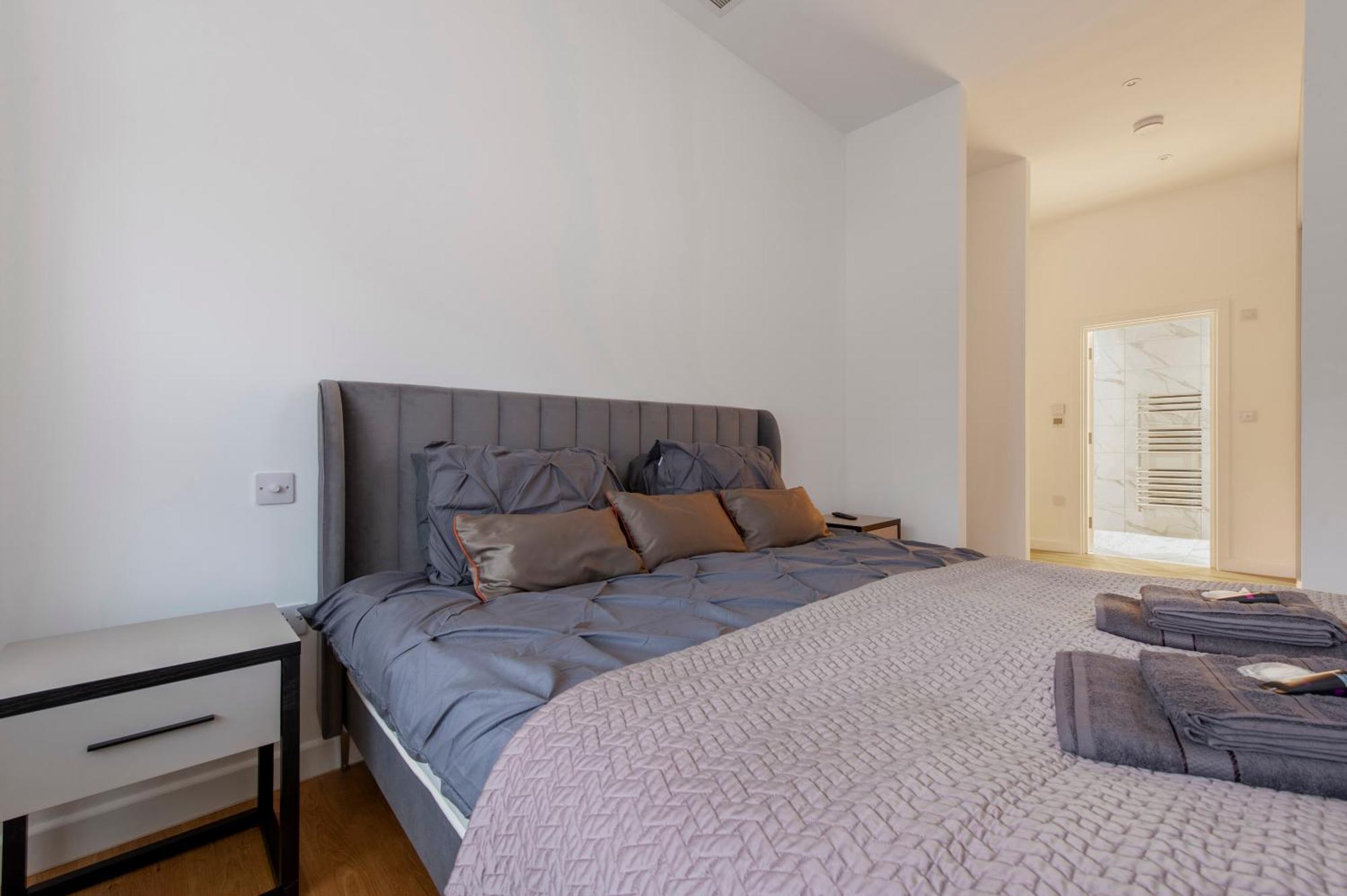 Exquisite 3br Duplex Period Conversion, Air-con & Amenities * London