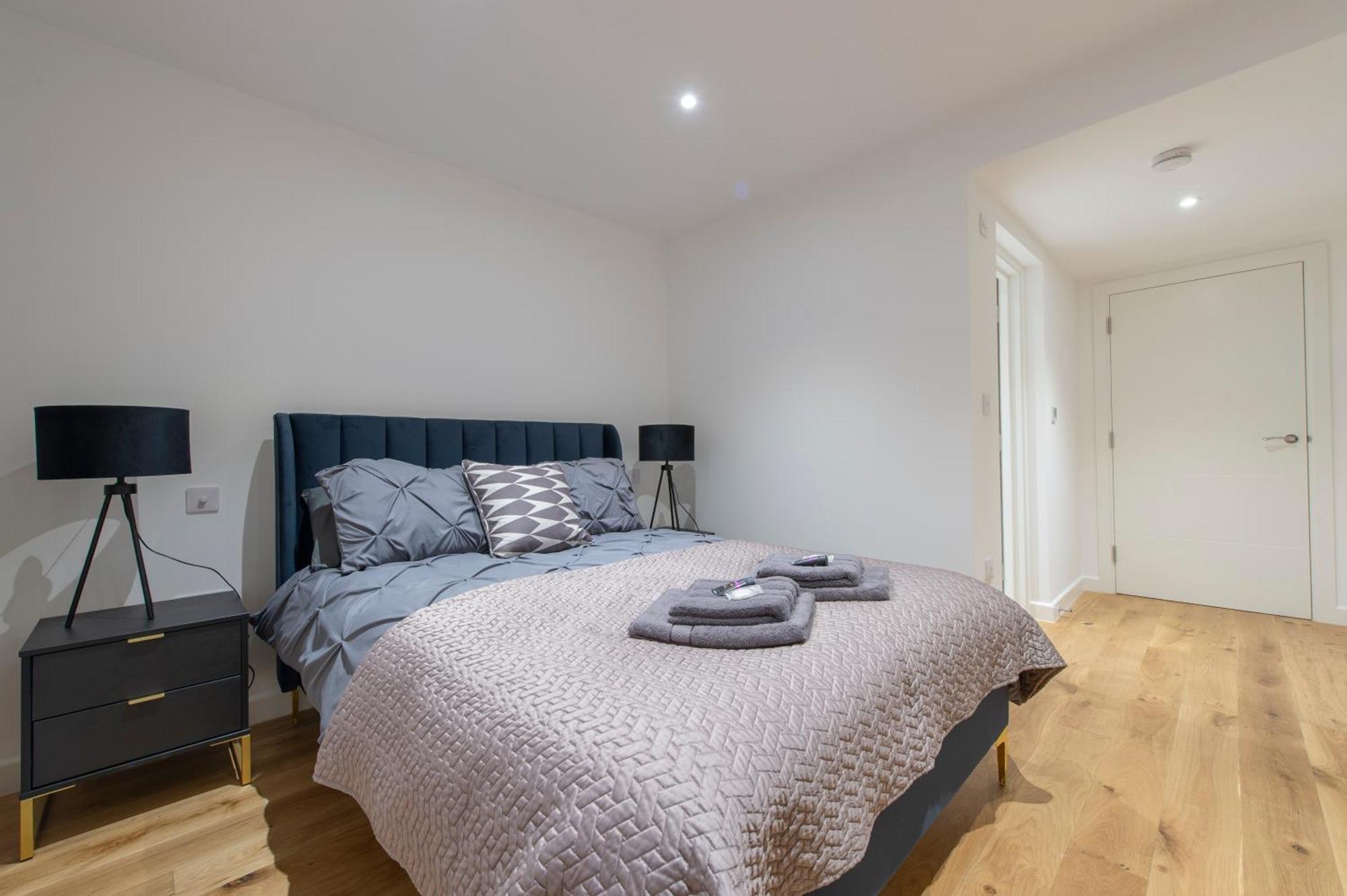 Exquisite 3br Duplex Period Conversion, Air-con & Amenities Apartment London
