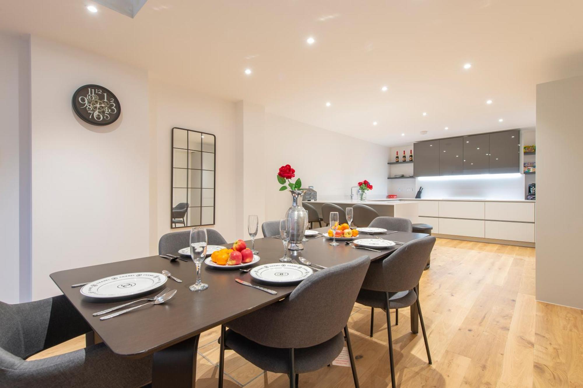Exquisite 3br Duplex Period Conversion, Air-con & Amenities Apartment