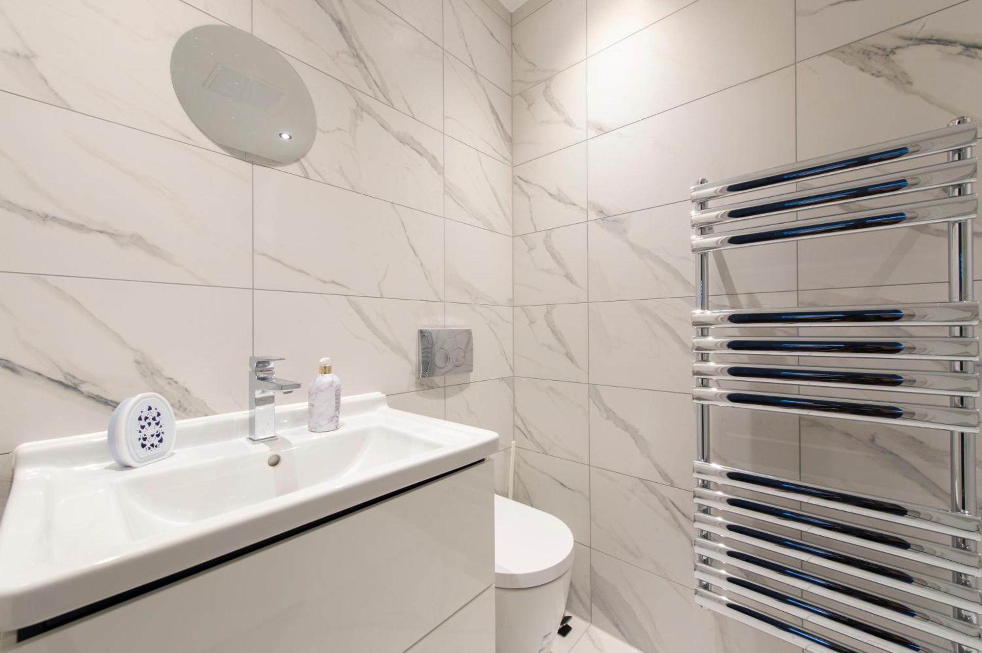 Exquisite 3br Duplex Period Conversion, Air-con & Amenities Apartment *