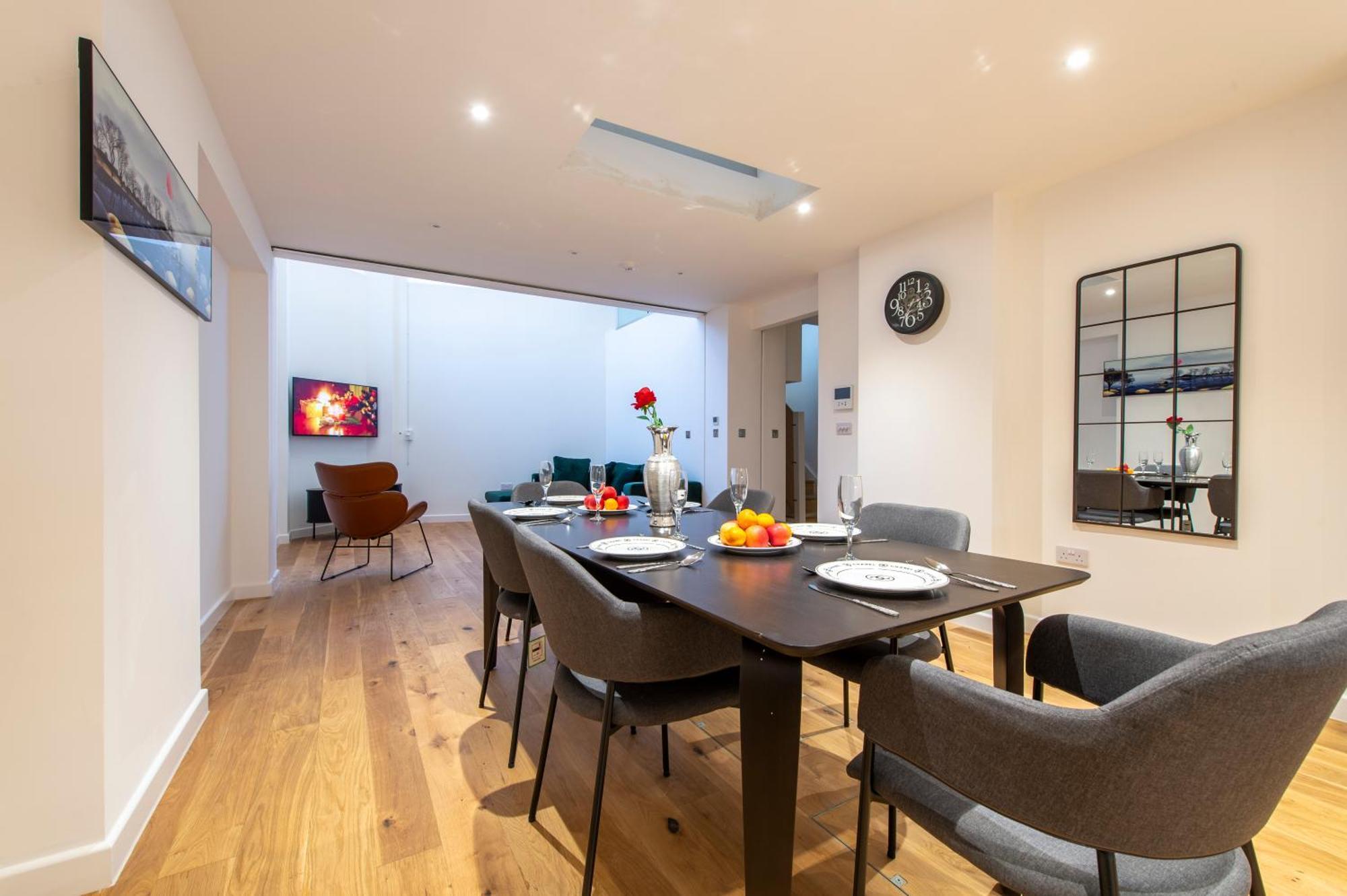 Exquisite 3br Duplex Period Conversion, Air-con & Amenities Apartment London