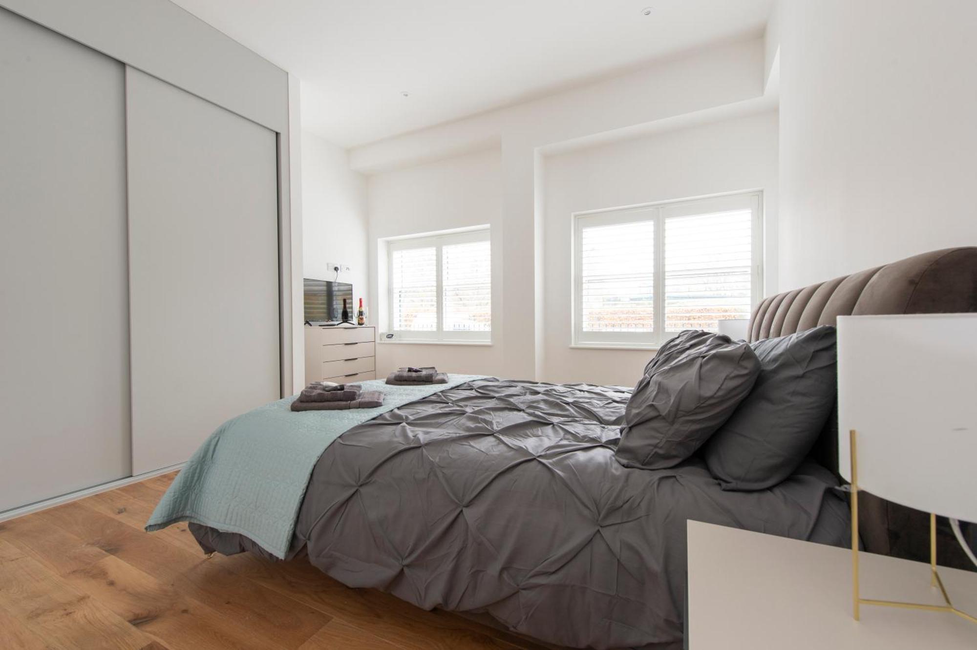 Exquisite 3br Duplex Period Conversion, Air-con & Amenities * London