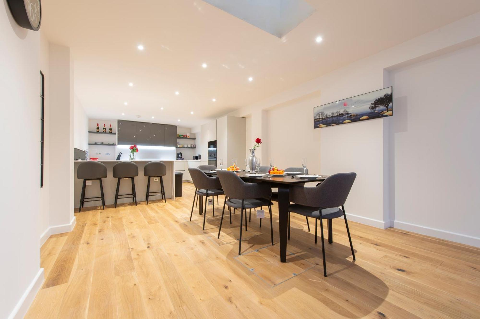 Exquisite 3br Duplex Period Conversion, Air-con & Amenities Apartment