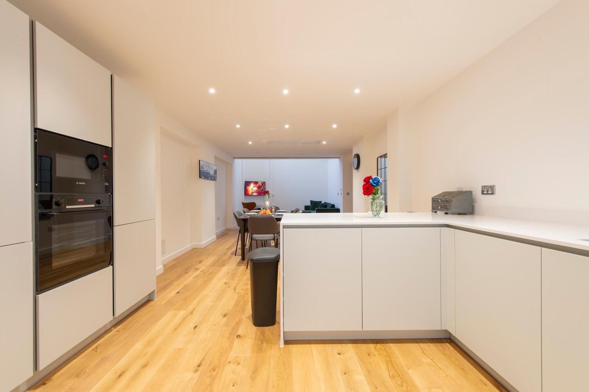Exquisite 3br Duplex Period Conversion, Air-con & Amenities Apartment *