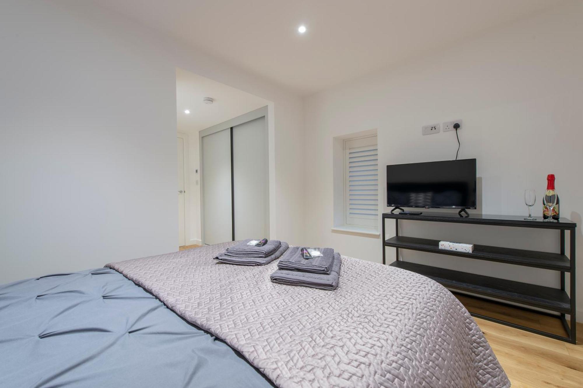 Exquisite 3br Duplex Period Conversion, Air-con & Amenities Apartment London