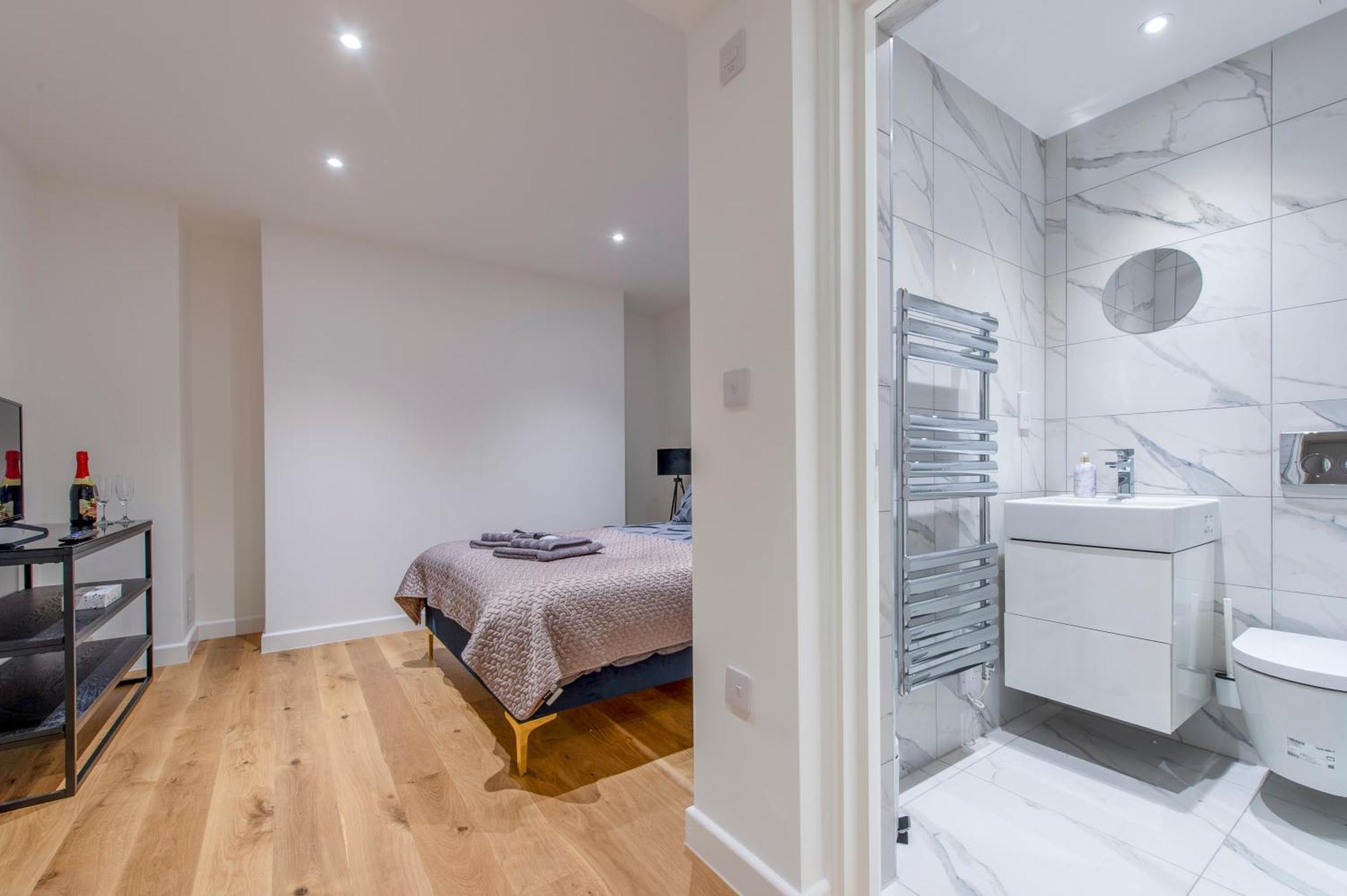 Exquisite 3br Duplex Period Conversion, Air-con & Amenities Apartment *