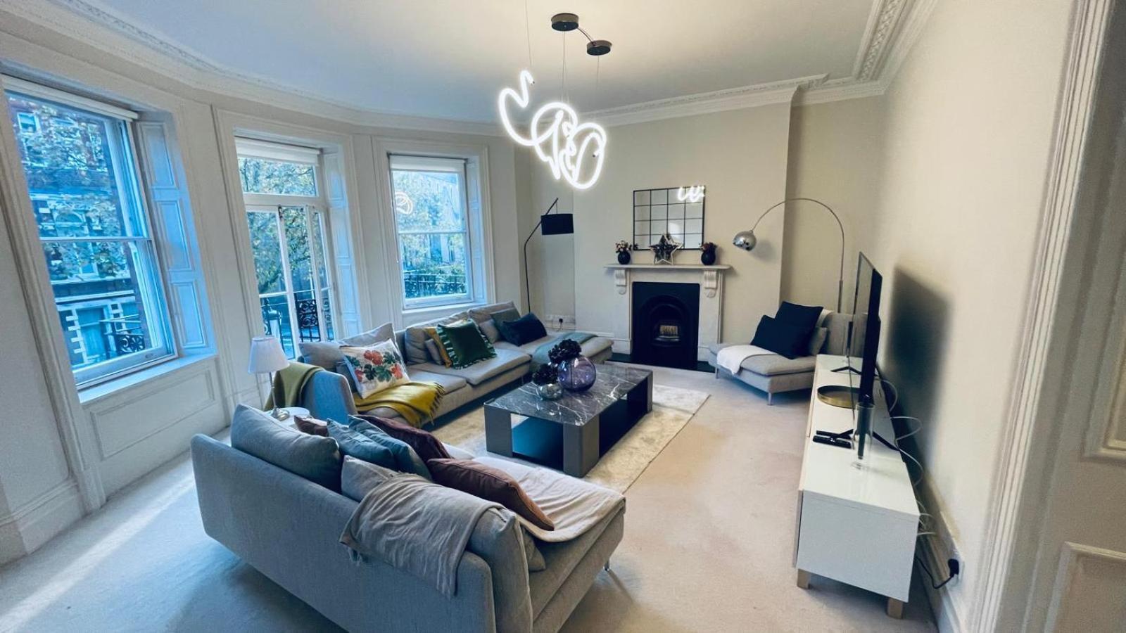 A Contemporary Flat In Chelsea *