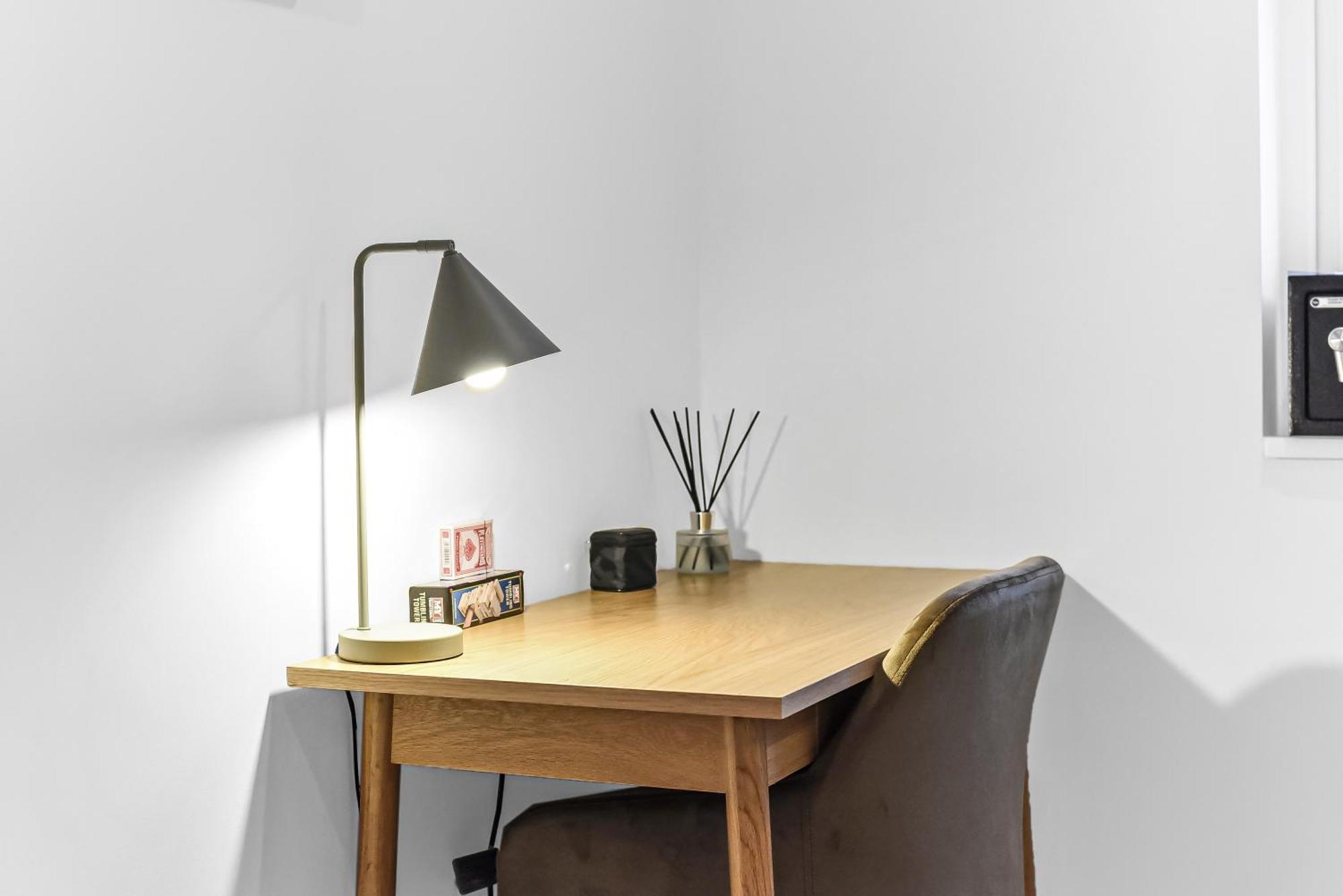 Chic & Trendy Designer With Full Kitchen Appartement
