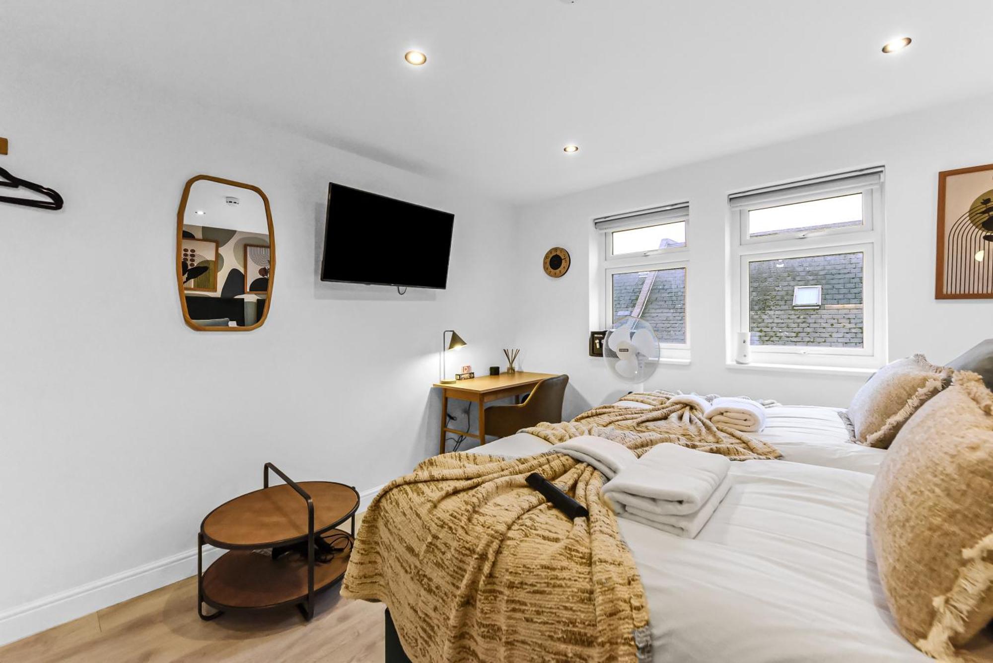 Chic & Trendy Designer With Full Kitchen Londen