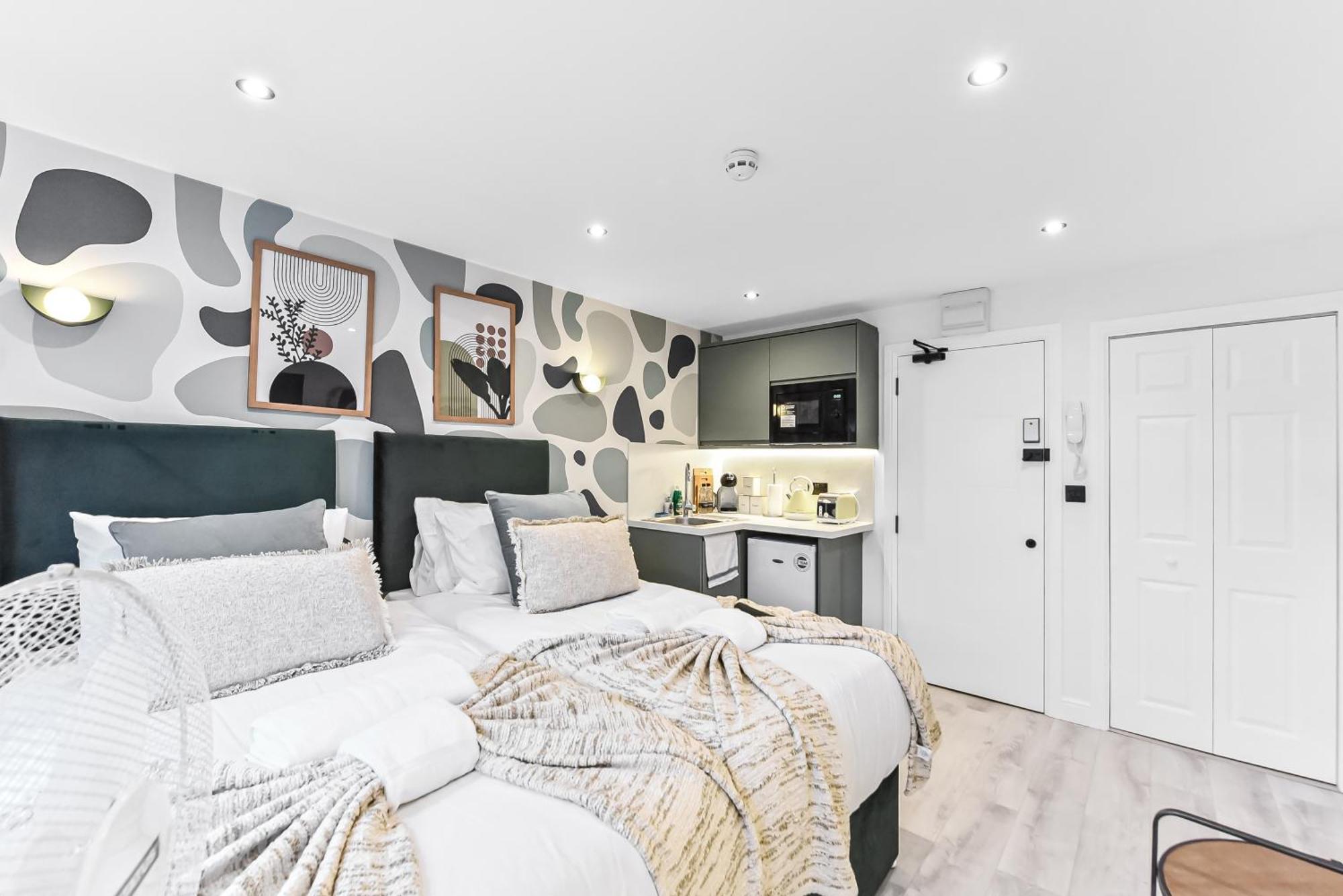 Chic & Trendy Designer With Full Kitchen Londen