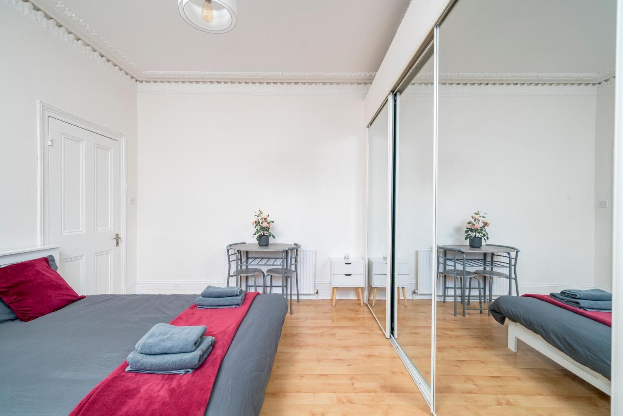 Cozy & Comfy Woodgreen Station Sleeps 6 Leilighet London