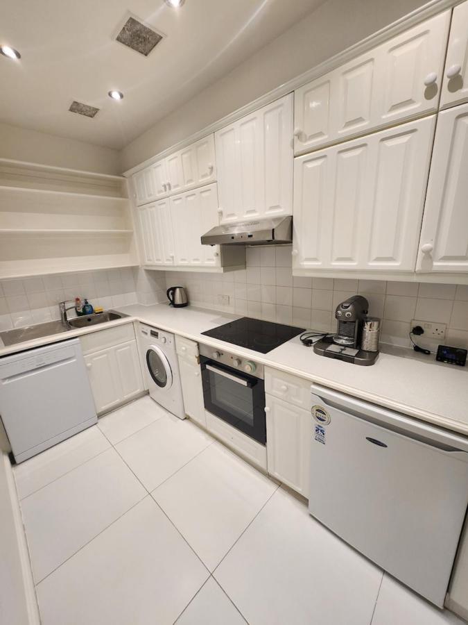 One Bedroom Flat With Private Terrace In Queen's Gate