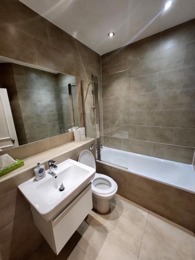 One Bedroom Flat With Private Terrace In Queen's Gate Apartment