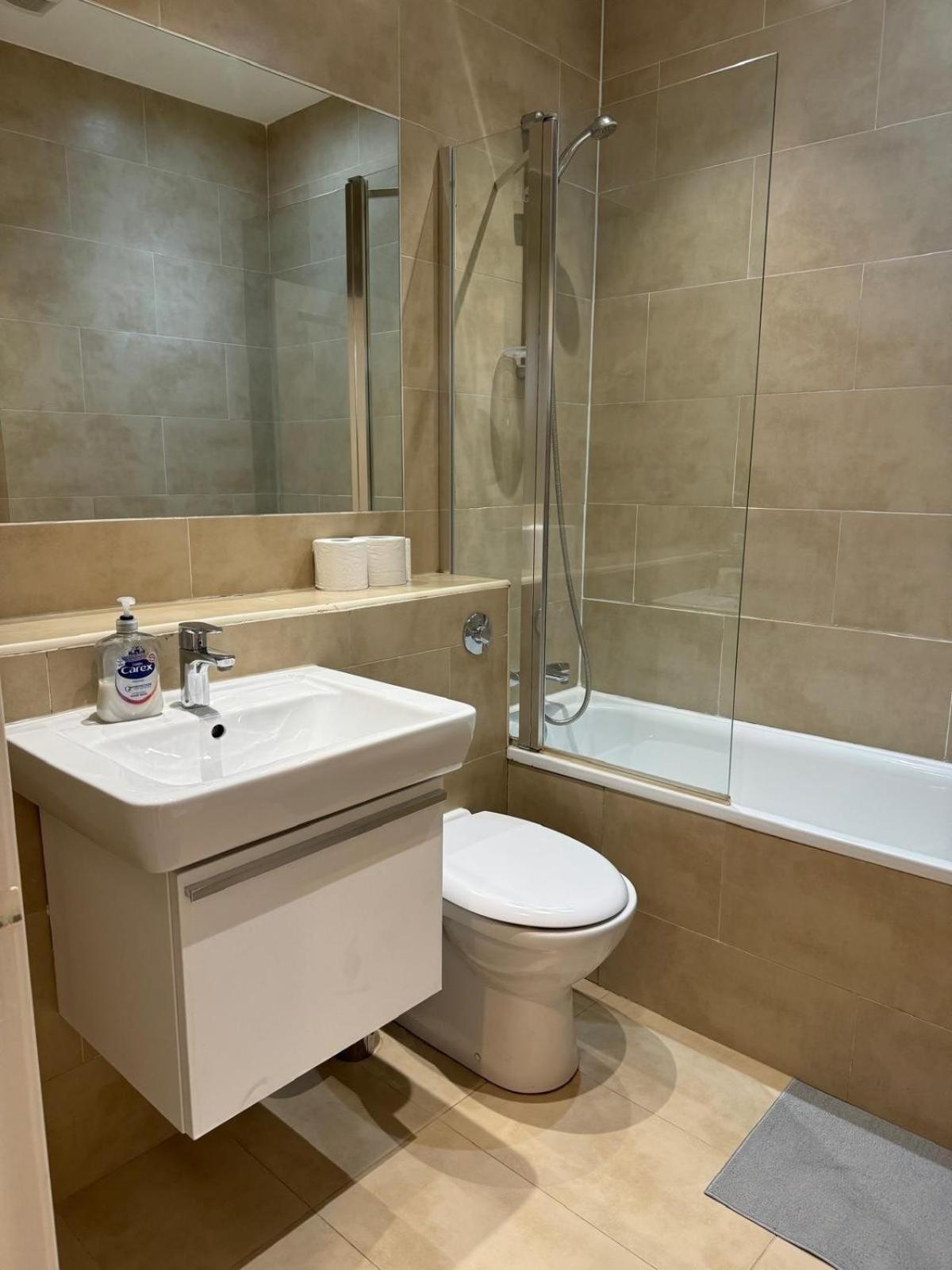 One Bedroom Flat With Private Terrace In Queen's Gate *