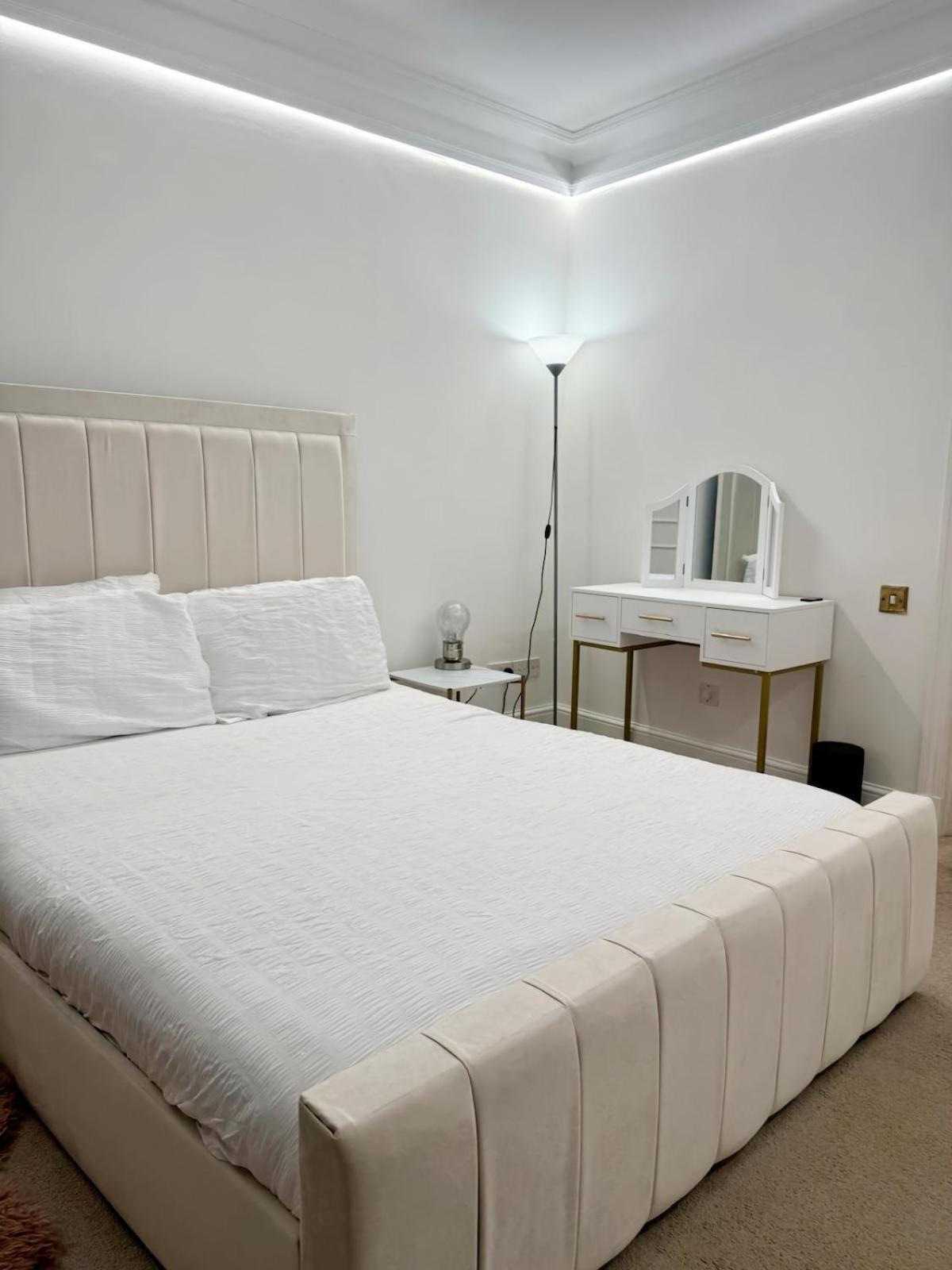 One Bedroom Flat With Private Terrace In Queen's Gate London
