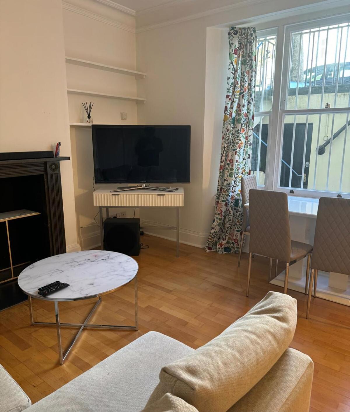 One Bedroom Flat With Private Terrace In Queen's Gate *