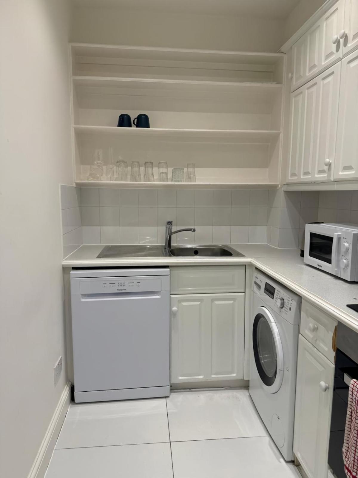 One Bedroom Flat With Private Terrace In Queen's Gate London
