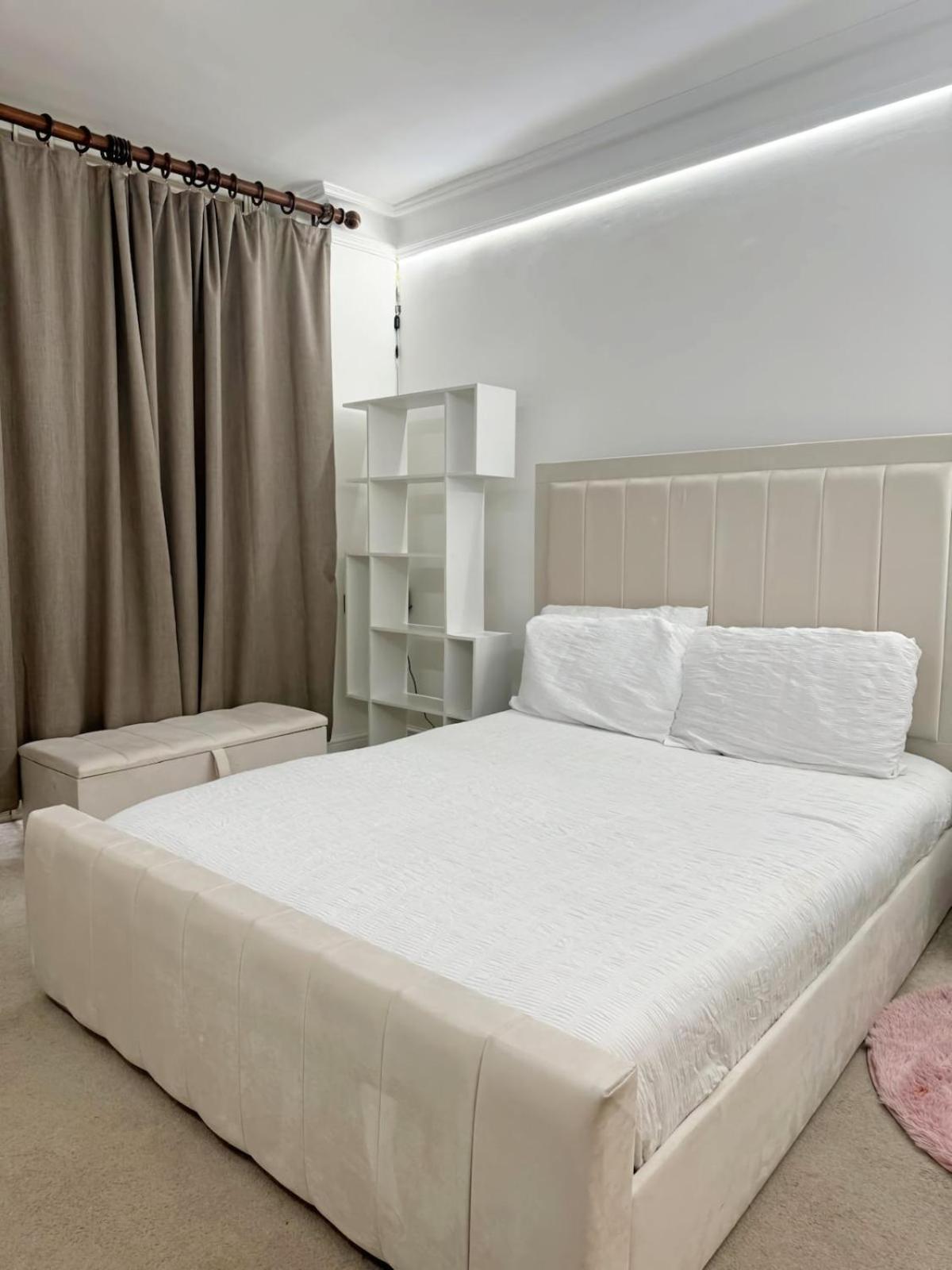 One Bedroom Flat With Private Terrace In Queen's Gate