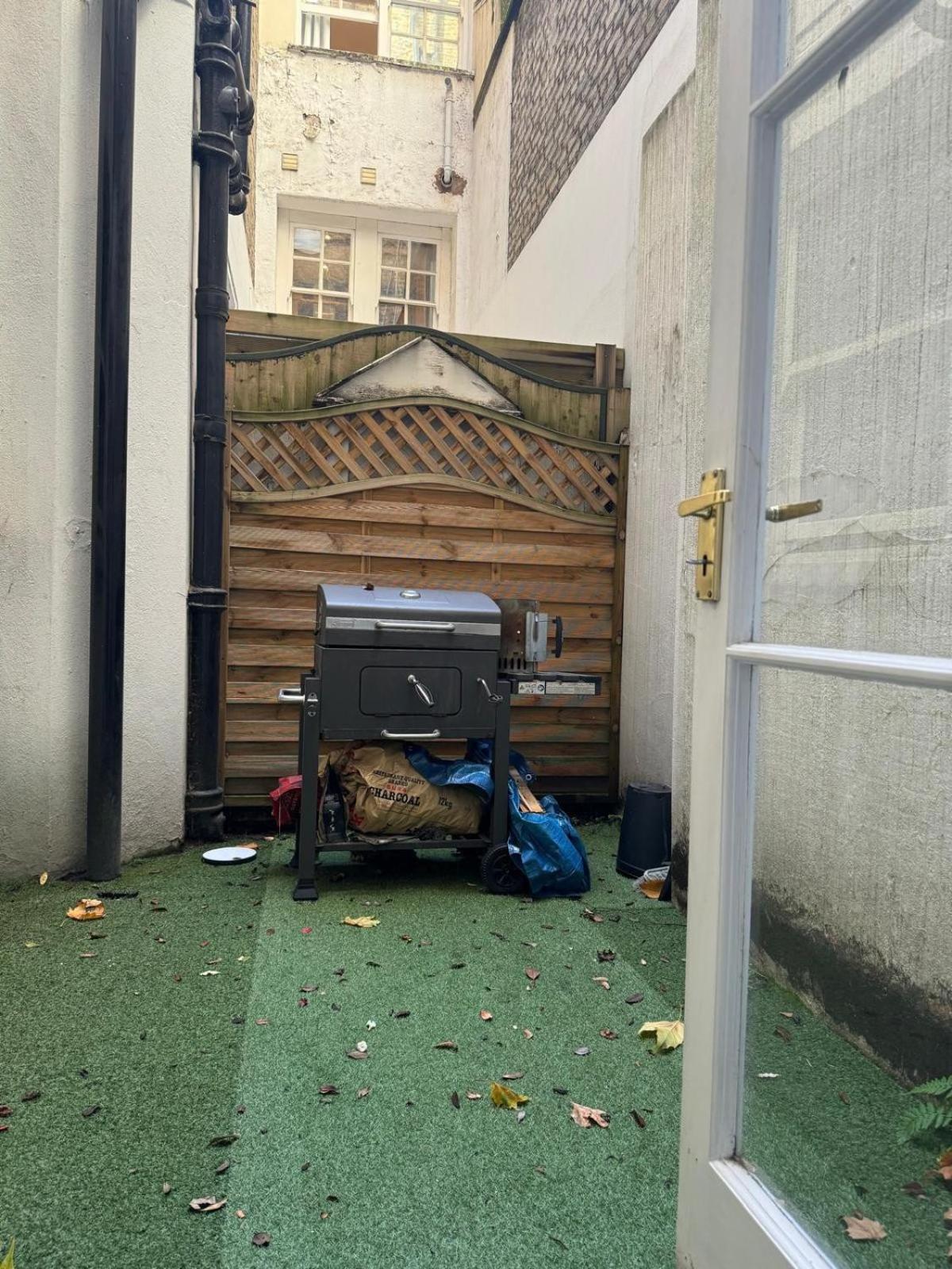 One Bedroom Flat With Private Terrace In Queen's Gate Apartment