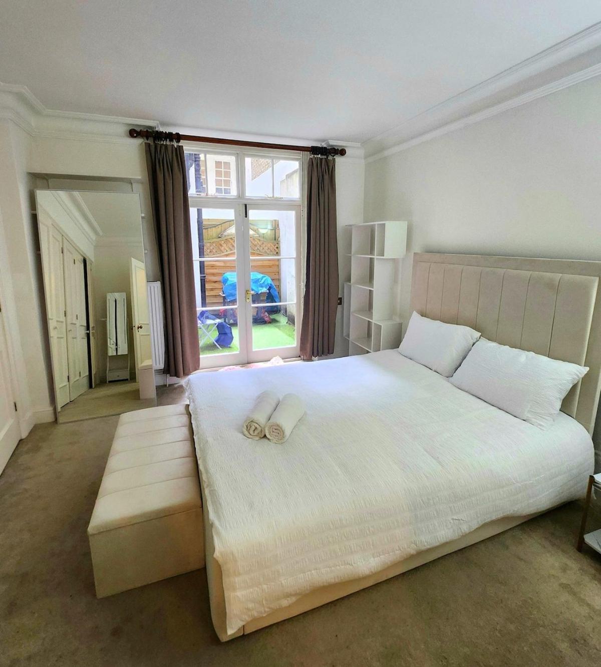 One Bedroom Flat With Private Terrace In Queen's Gate Apartment London