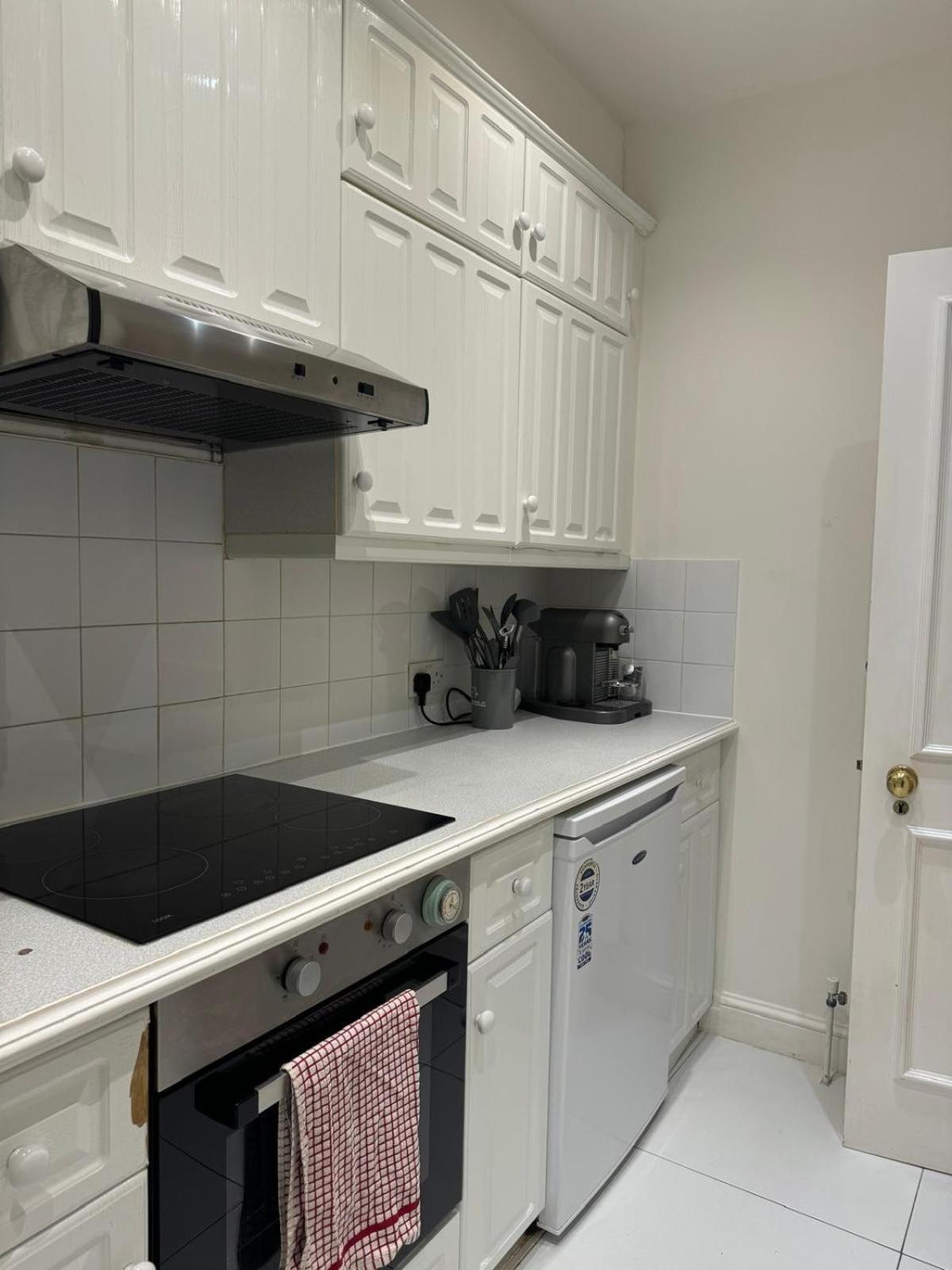 One Bedroom Flat With Private Terrace In Queen's Gate * London