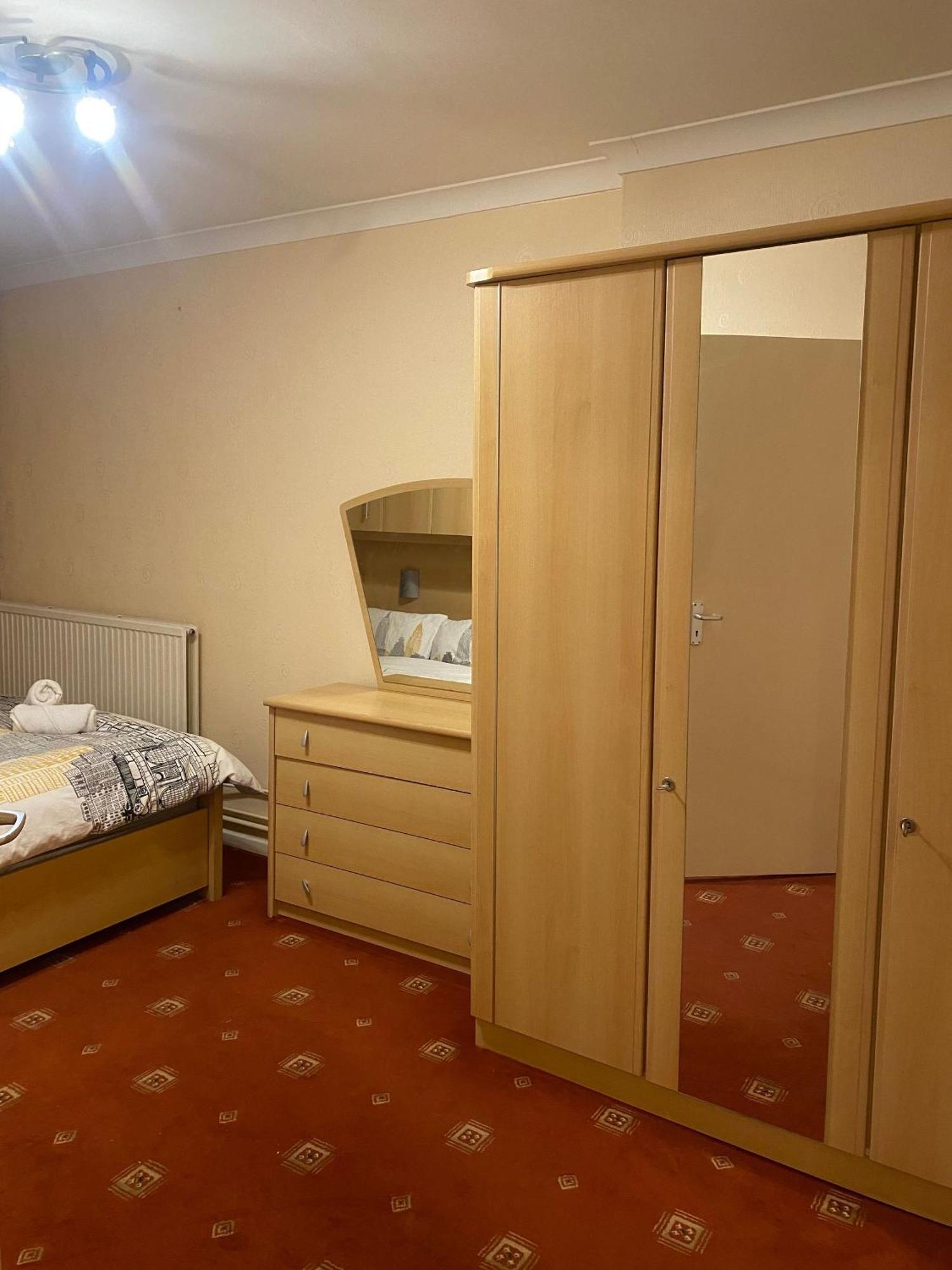 Charming 4-bedroom In East - Perfect Getaway