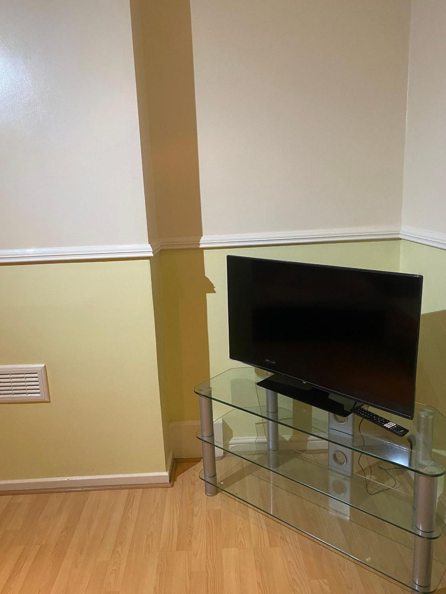 Charming 4-bedroom In East - Perfect Getaway Apartment