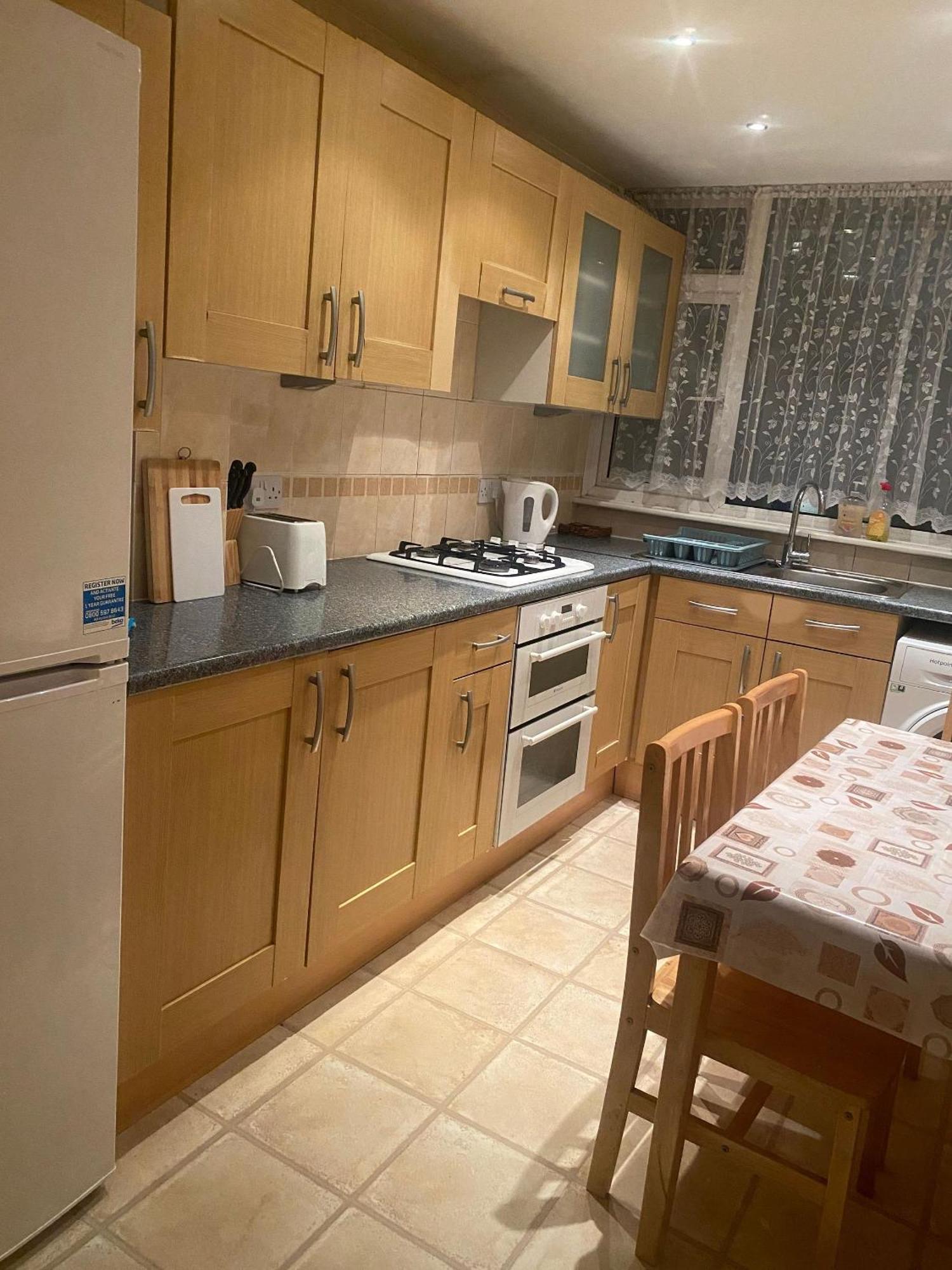 Charming 4-bedroom In East - Perfect Getaway Apartment *