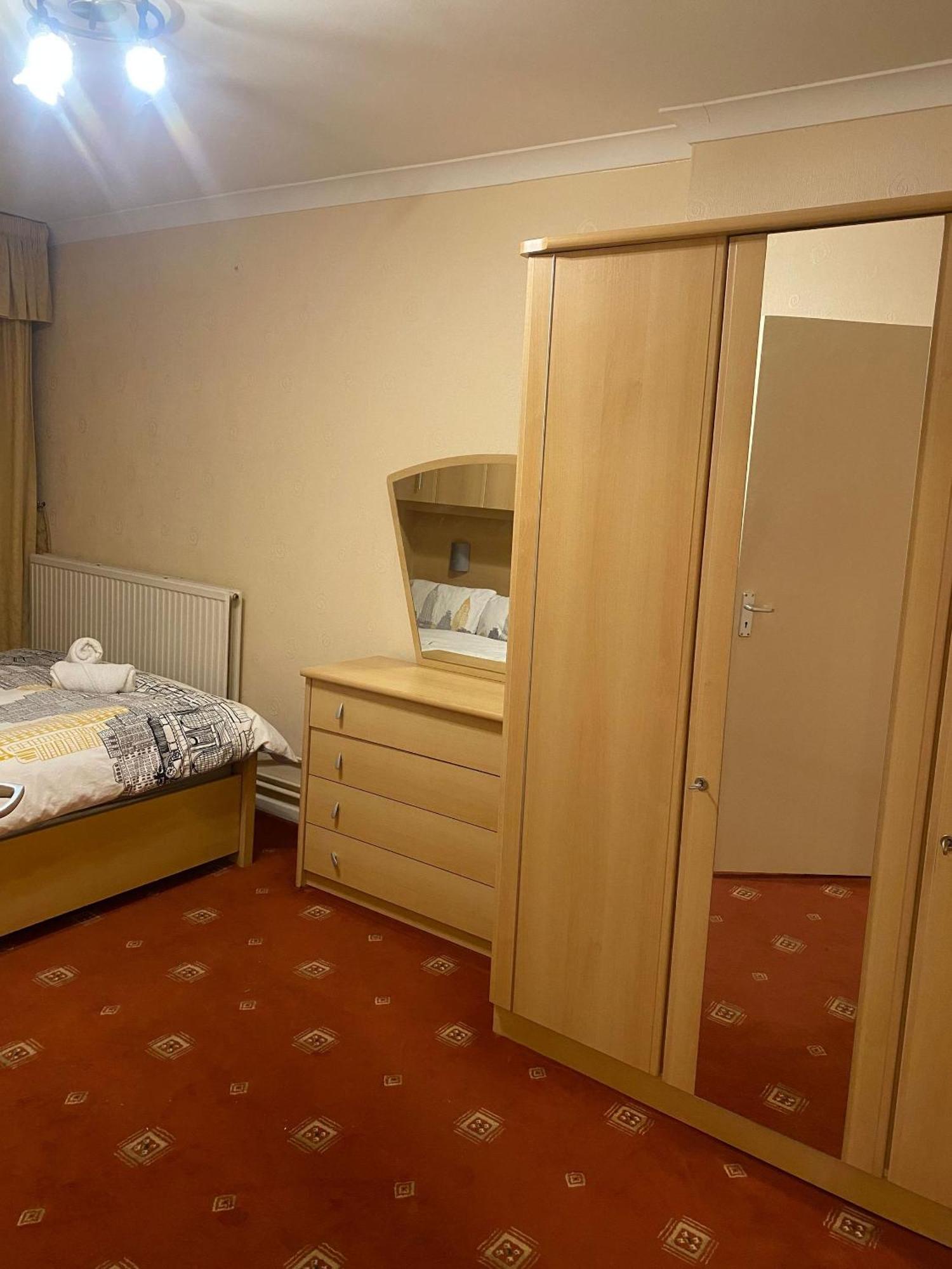 Charming 4-bedroom In East - Perfect Getaway Apartment London
