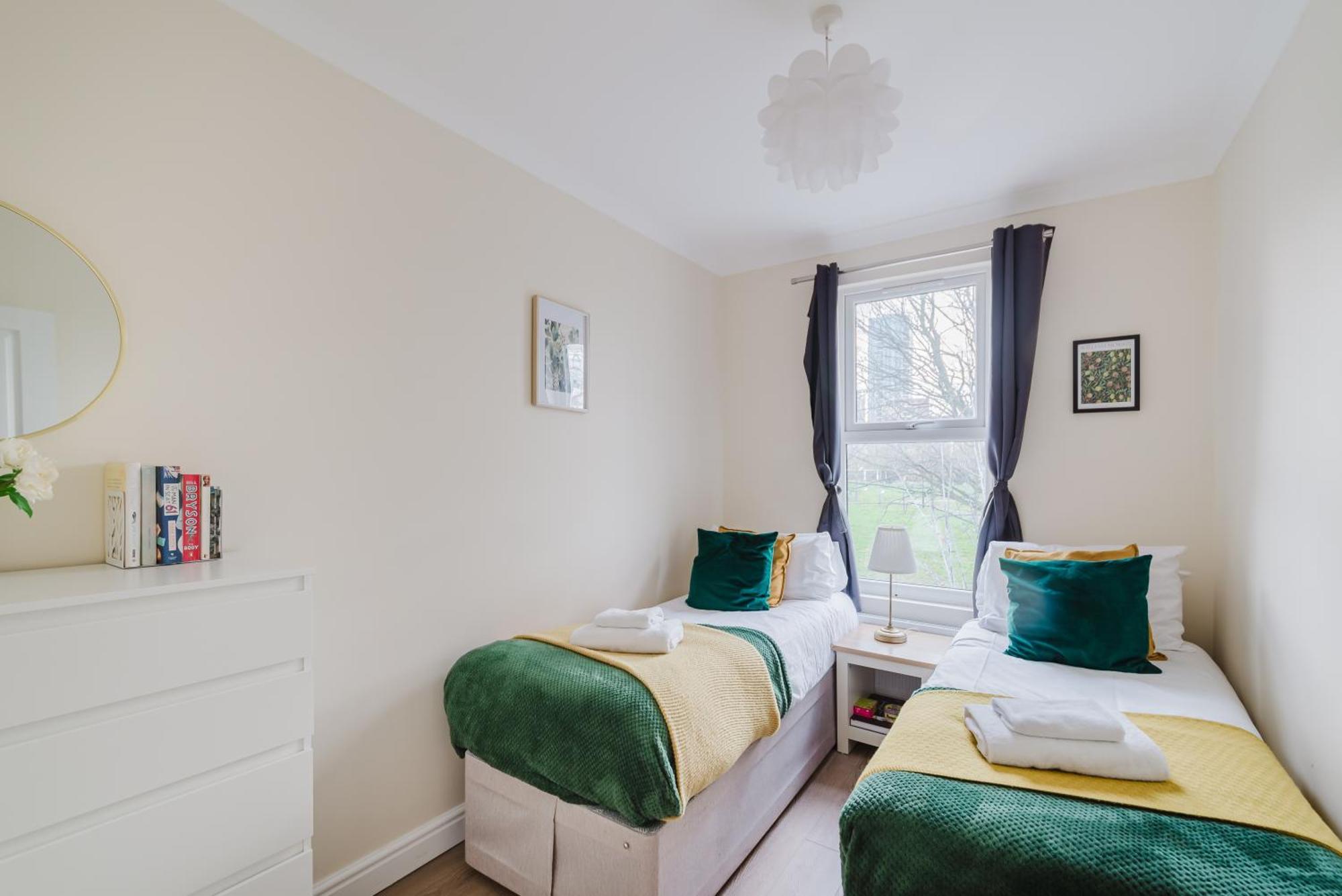 Modern Cosy Corner Flat 3 Bed And Loft Sleep 7 People * London