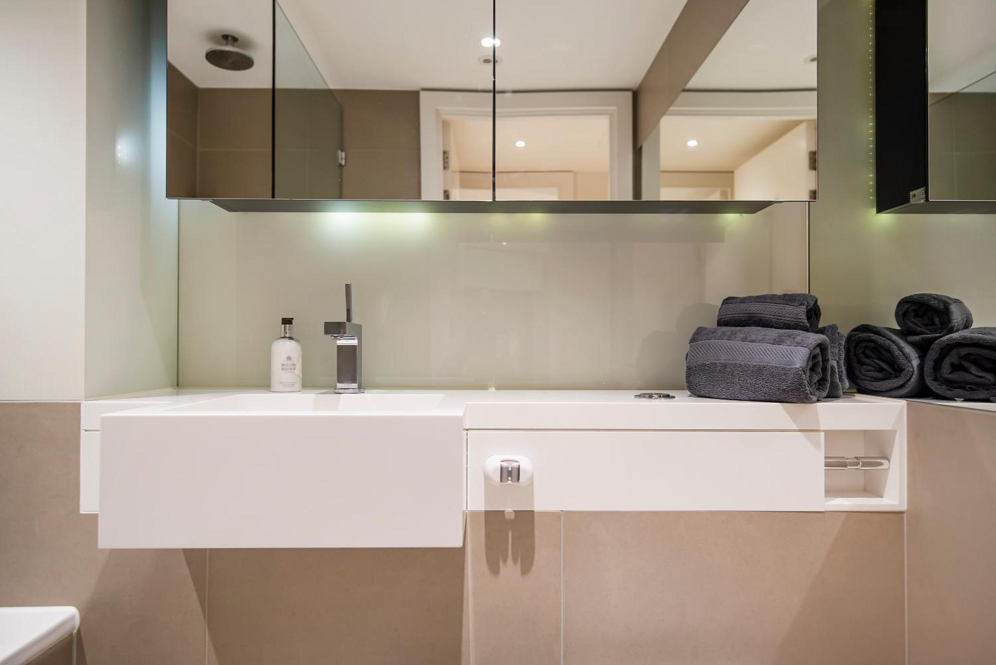 Stylish 2 Bed Close To Battersea Power Station Londen